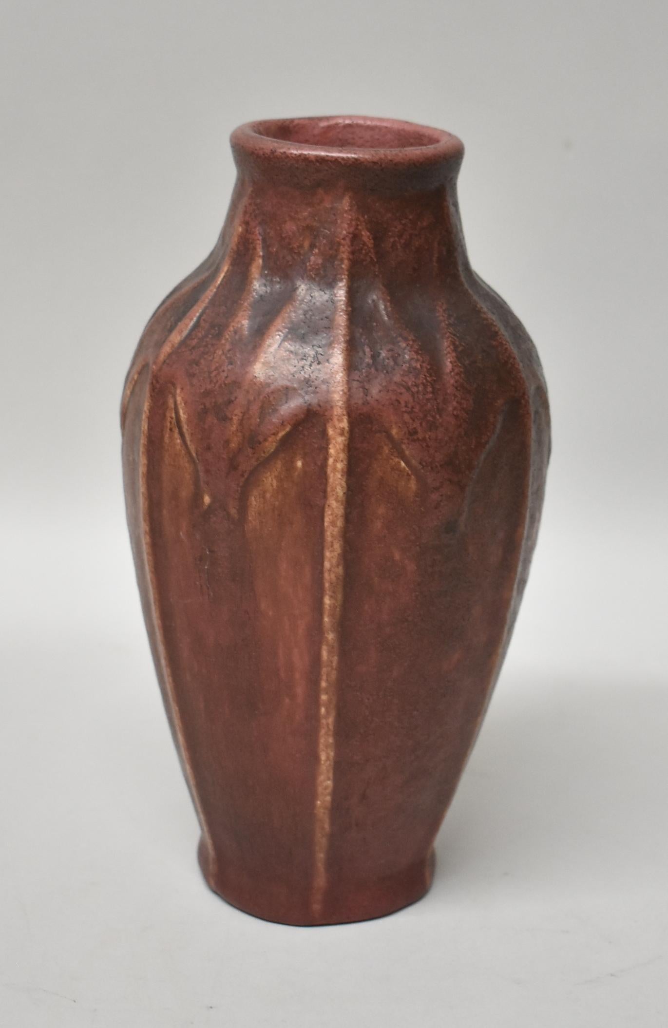 Vase de la poterie Van Briggle à glaçure mate rose persane Mulberry Bon état - En vente à Toledo, OH