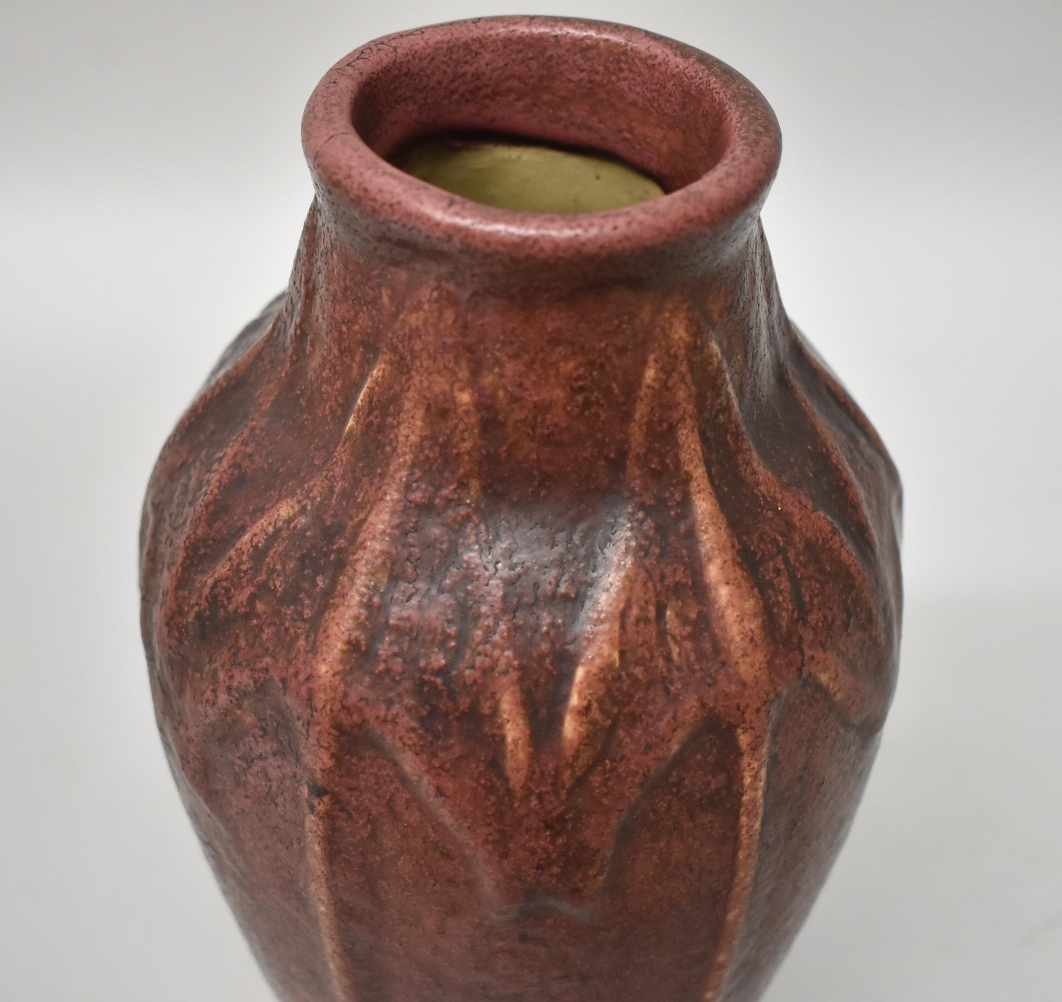 20ième siècle Vase de la poterie Van Briggle à glaçure mate rose persane Mulberry en vente