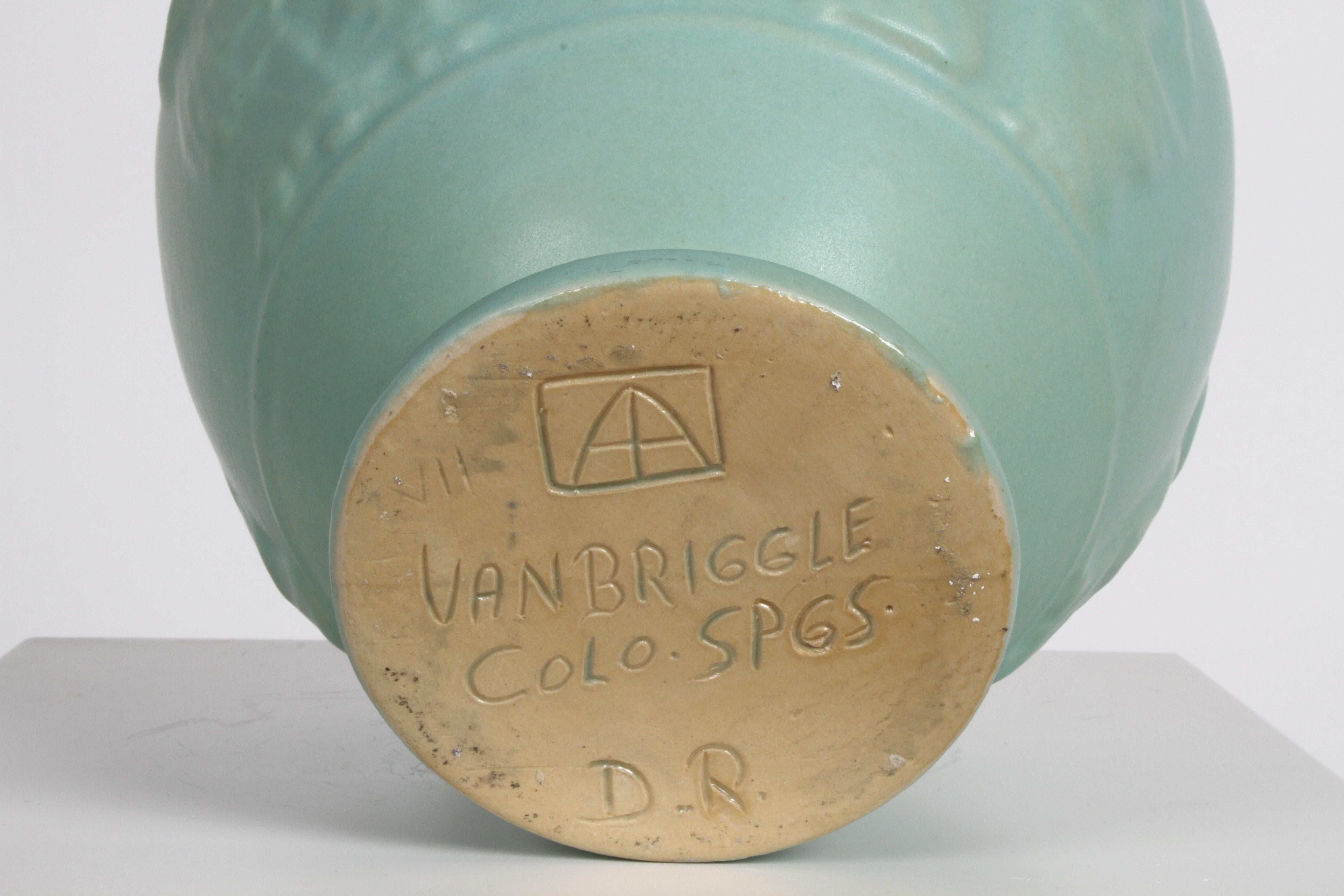 Van Briggle Türkisfarbene Ming-Glasur griechische Urne oder Vase Signiert D.R. im Angebot 7