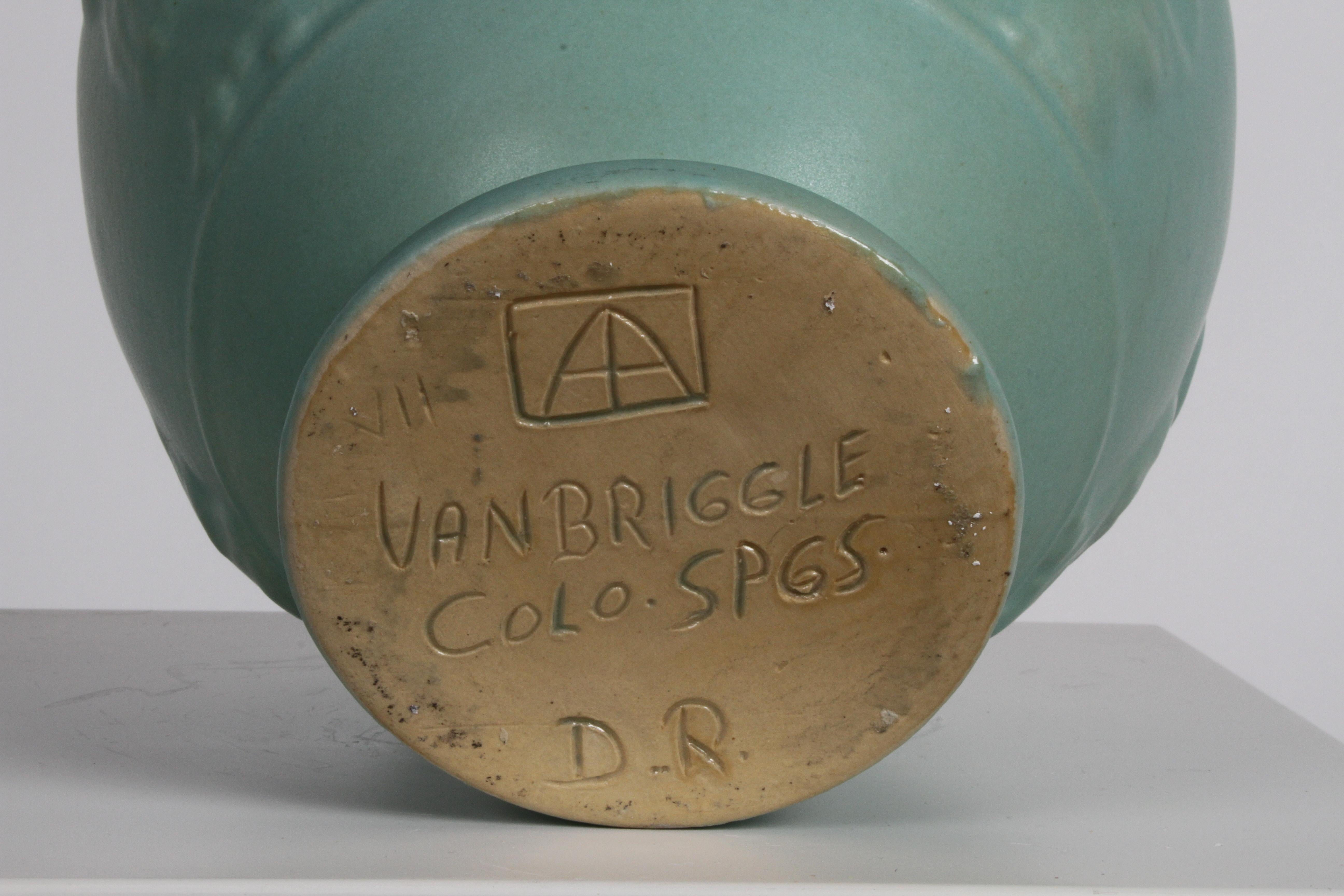 Van Briggle Türkisfarbene Ming-Glasur griechische Urne oder Vase Signiert D.R. im Angebot 8