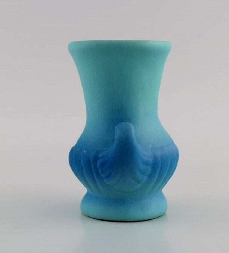 Van Briggle unique vase with handles in glazed ceramics. 
Beautiful satin matte glaze in turquoise shades. 1920s / 30s.
Measures: 13 x 11 cm.
In excellent condition.
Signed.
Provenance: Collection David Wilkie Cooper.