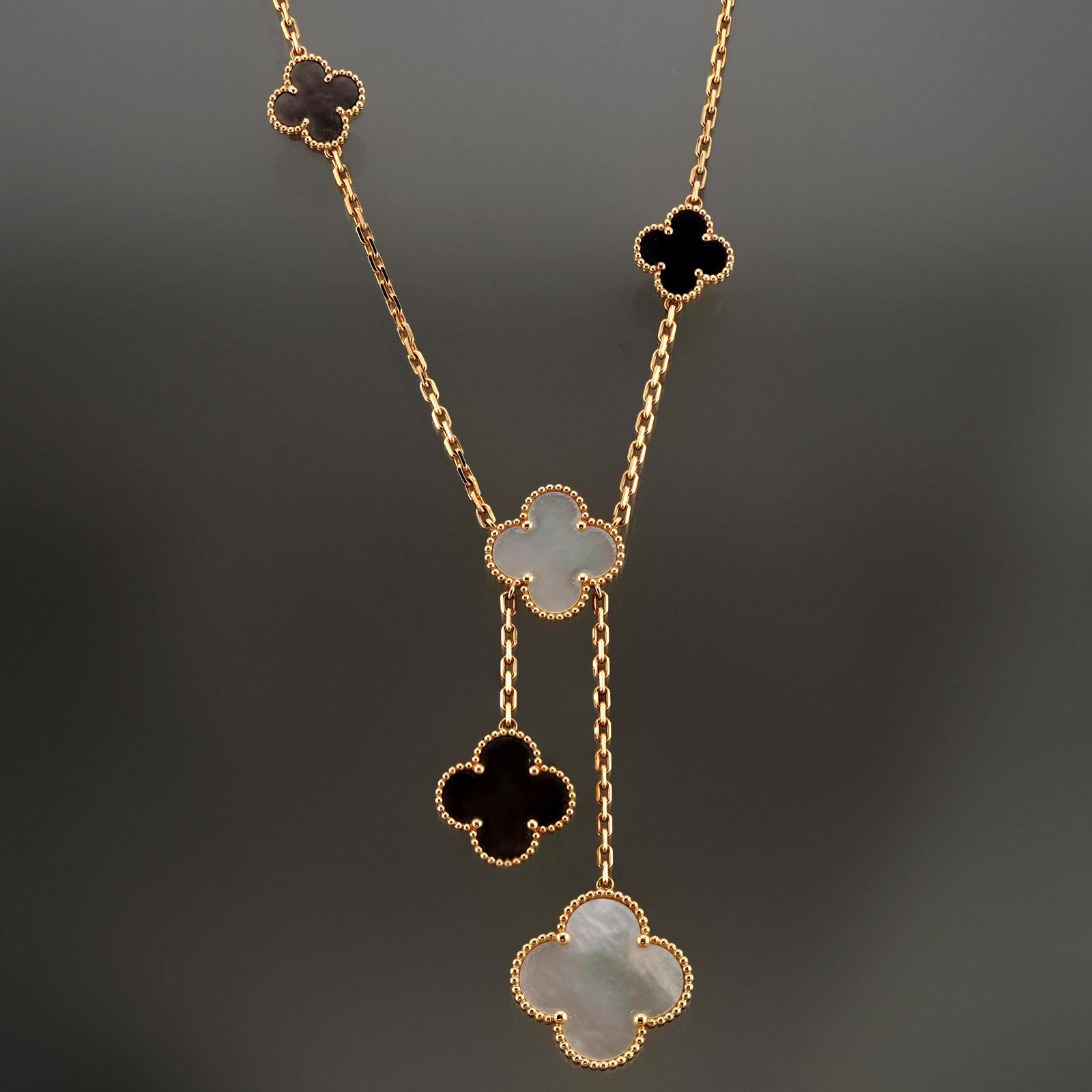 Cet exquis collier Van Cleef & Arpels de la collection emblématique Magic Alhambra présente un motif à six motifs de trèfles perlés en or jaune 18 carats, serti de nacre et d'onyx. Fabriquées en France en 2022. Excellent état. Livré avec les papiers