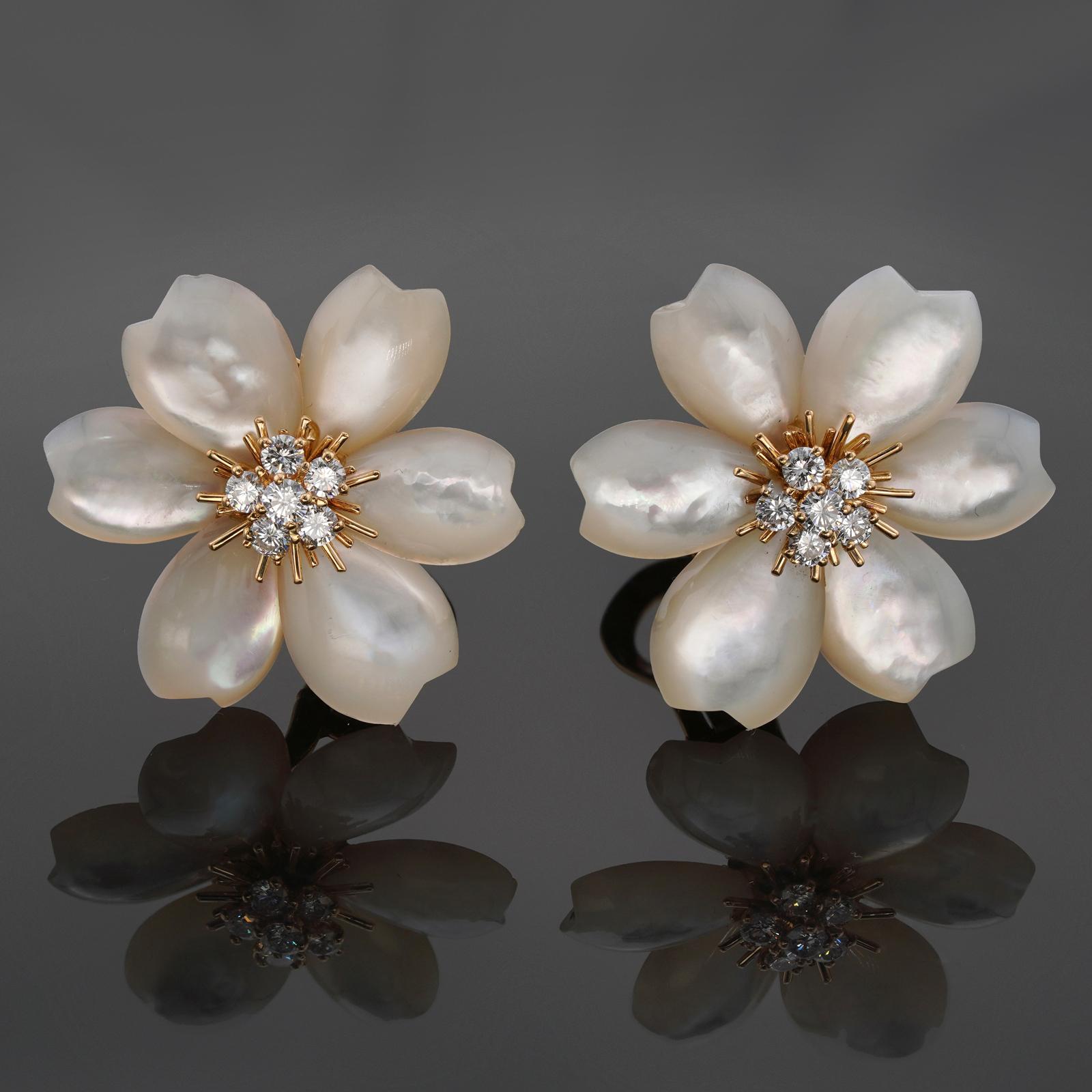 Diese wunderschönen Van Cleef & Arpels Ohrstecker aus der eleganten Rose de Noel Kollektion sind aus 18 Karat Gelbgold gefertigt und zeigen ein zartes Blumendesign, das aus Perlmuttblättern und runden Brillanten in Zackenfassung besteht.  D-E-F