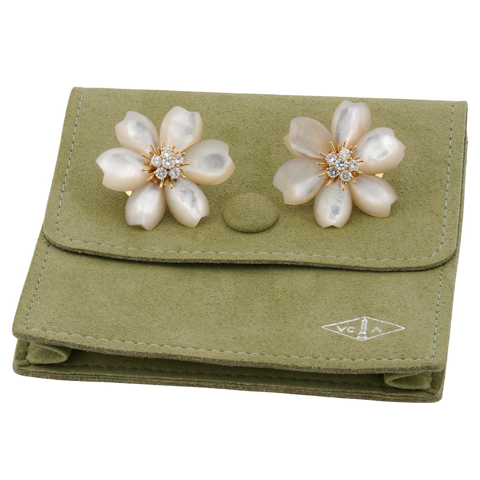 VAN CEEF & ARPELS Rose de Noel Perlmutt-Diamanten-Ohrringe Große Ohrringe (Brillantschliff) im Angebot
