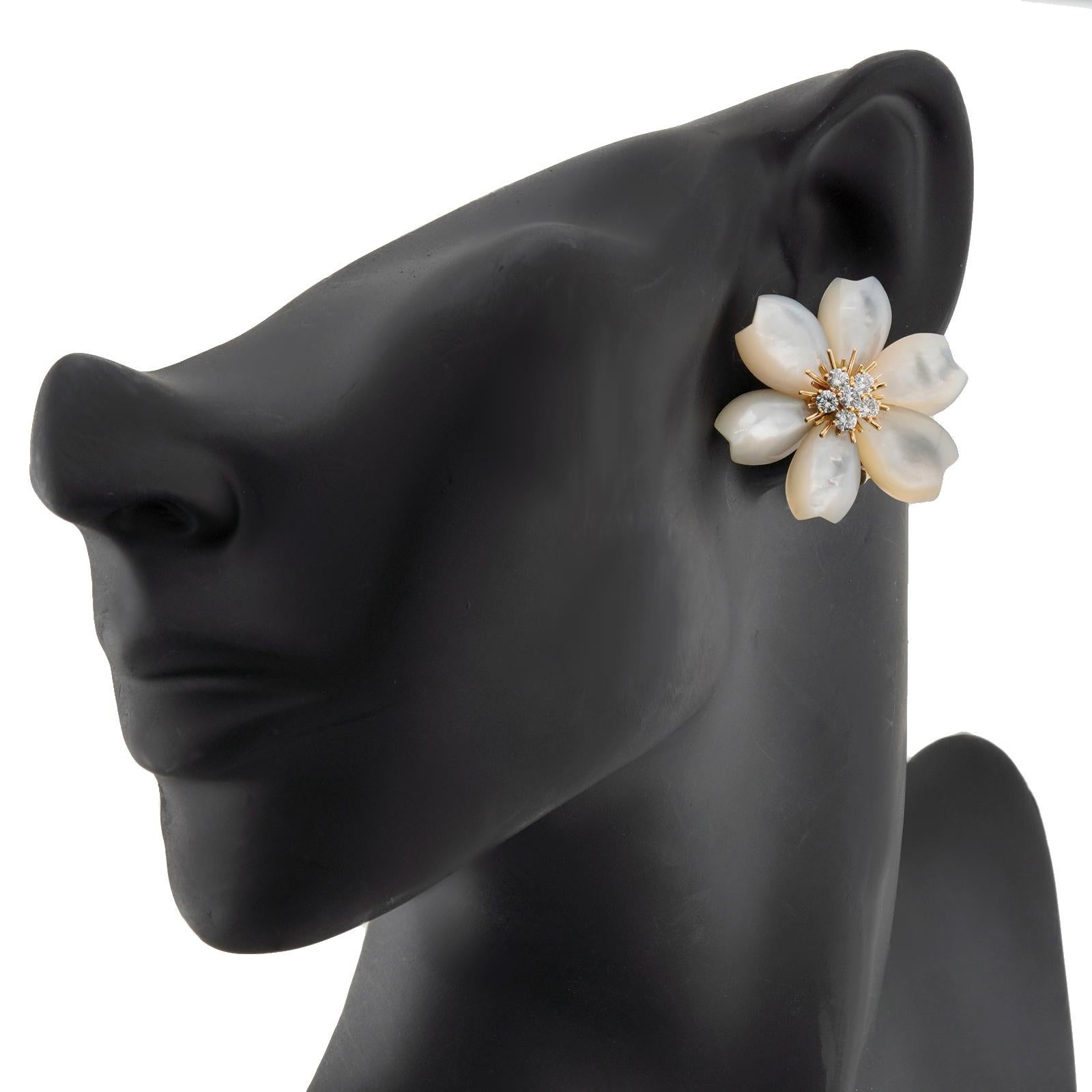 VAN CEEF & ARPELS Rose de Noel Perlmutt-Diamanten-Ohrringe Große Ohrringe im Zustand „Hervorragend“ im Angebot in New York, NY