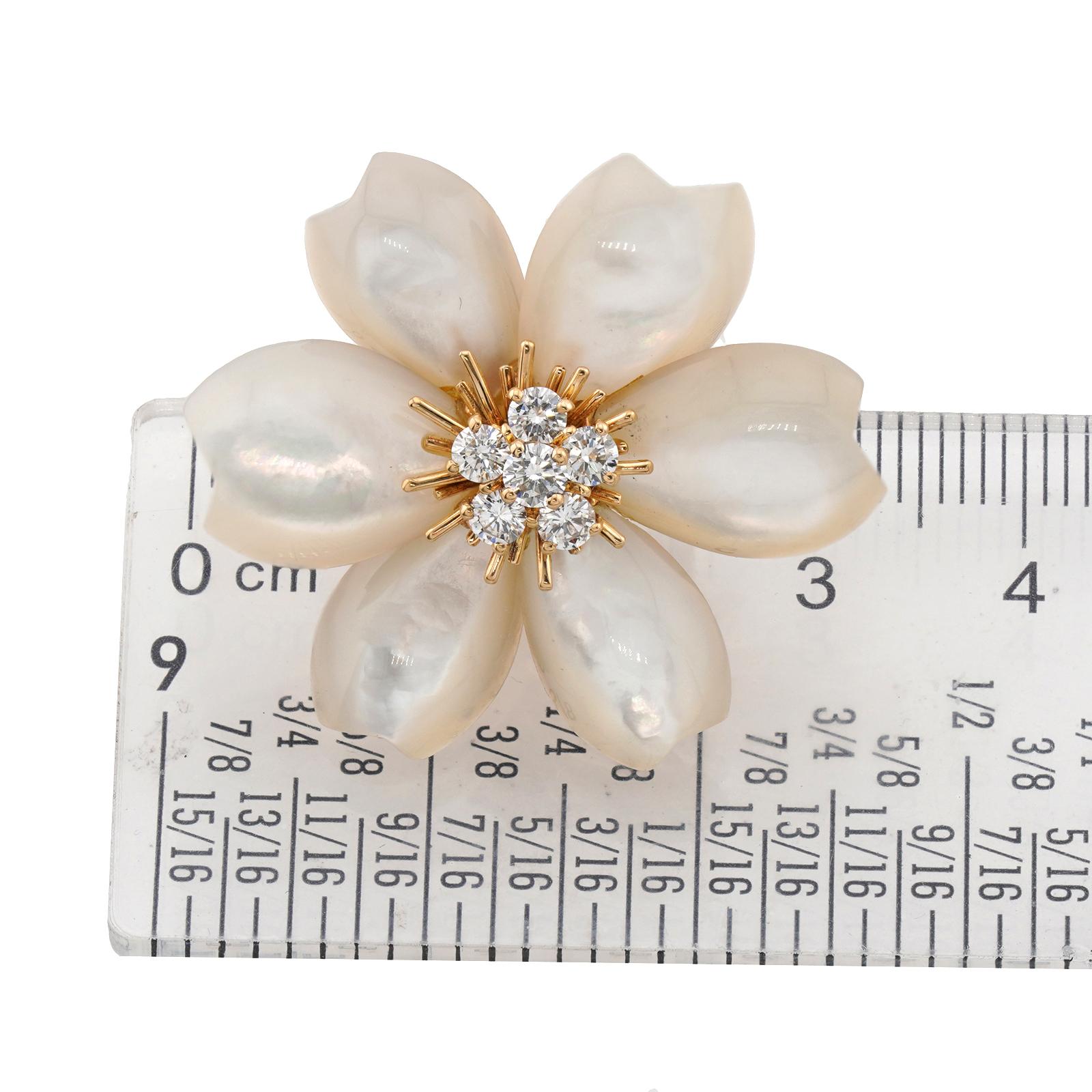 VAN CEEF & ARPELS Rose de Noel Perlmutt-Diamanten-Ohrringe Große Ohrringe im Angebot 1