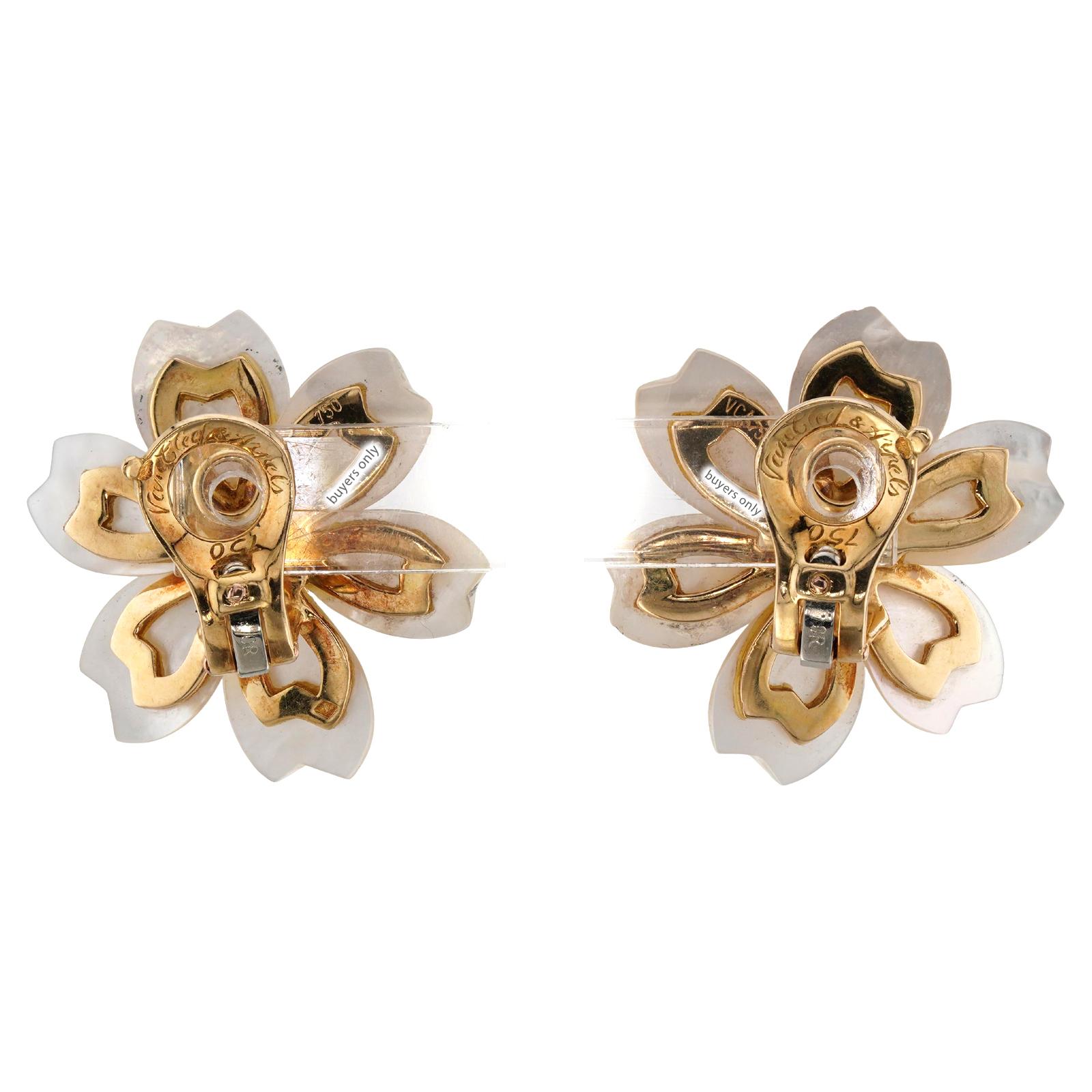 VAN CEEF & ARPELS Rose de Noel Perlmutt-Diamanten-Ohrringe Große Ohrringe im Angebot 2