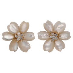 VAN CEEF & ARPELS Grandes boucles d'oreilles rose de Noël en nacre et diamants