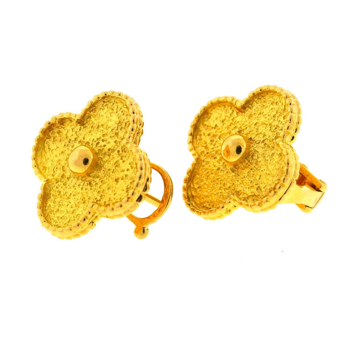 18 karat gold stud earrings