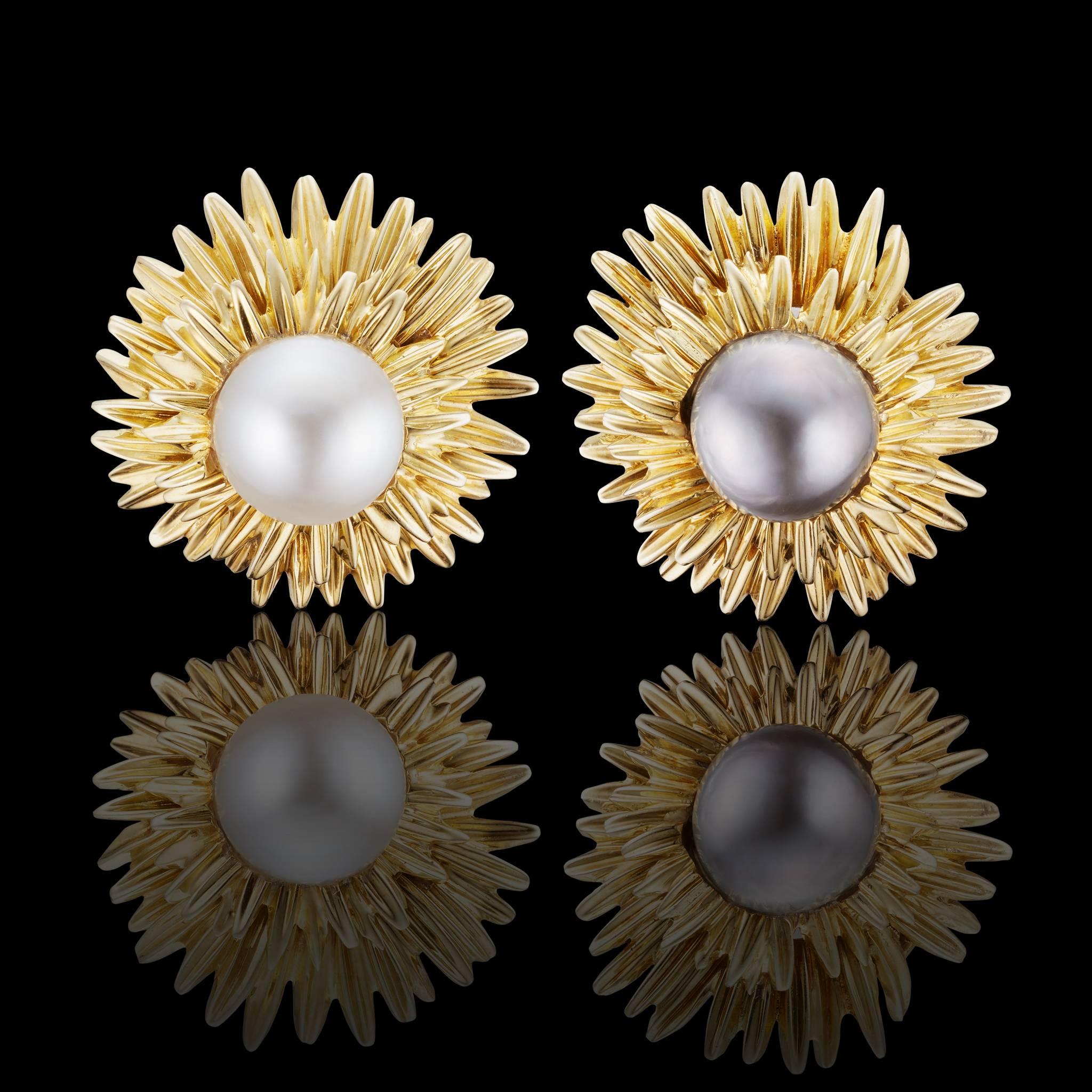 Van Cleef & Arpels 1960s pearls earrings  on 18 carats yellow gold.
-1 grey pearl.
-1 white pearl.
-Signed :V C A.
-Numbered: 10 066
-Ear pierce clip fittings.