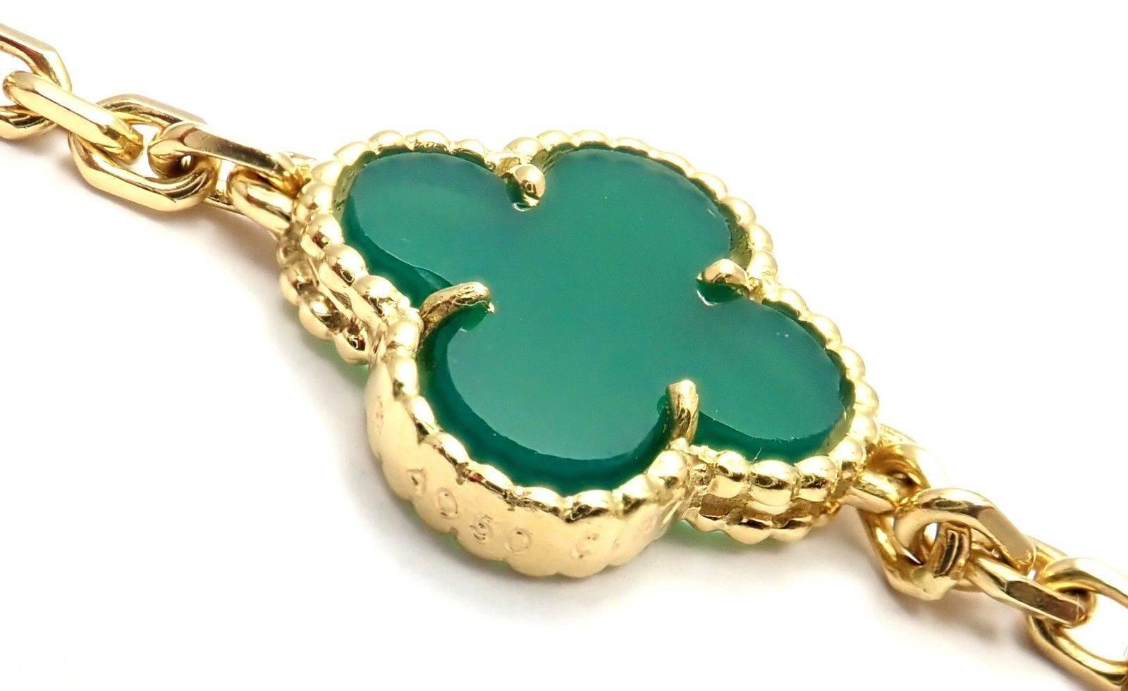 Van Cleef & Arpels 20 Chrysoprase Green Chalcedony Alhambra Yellow Gold Necklace In New Condition In Holland, PA