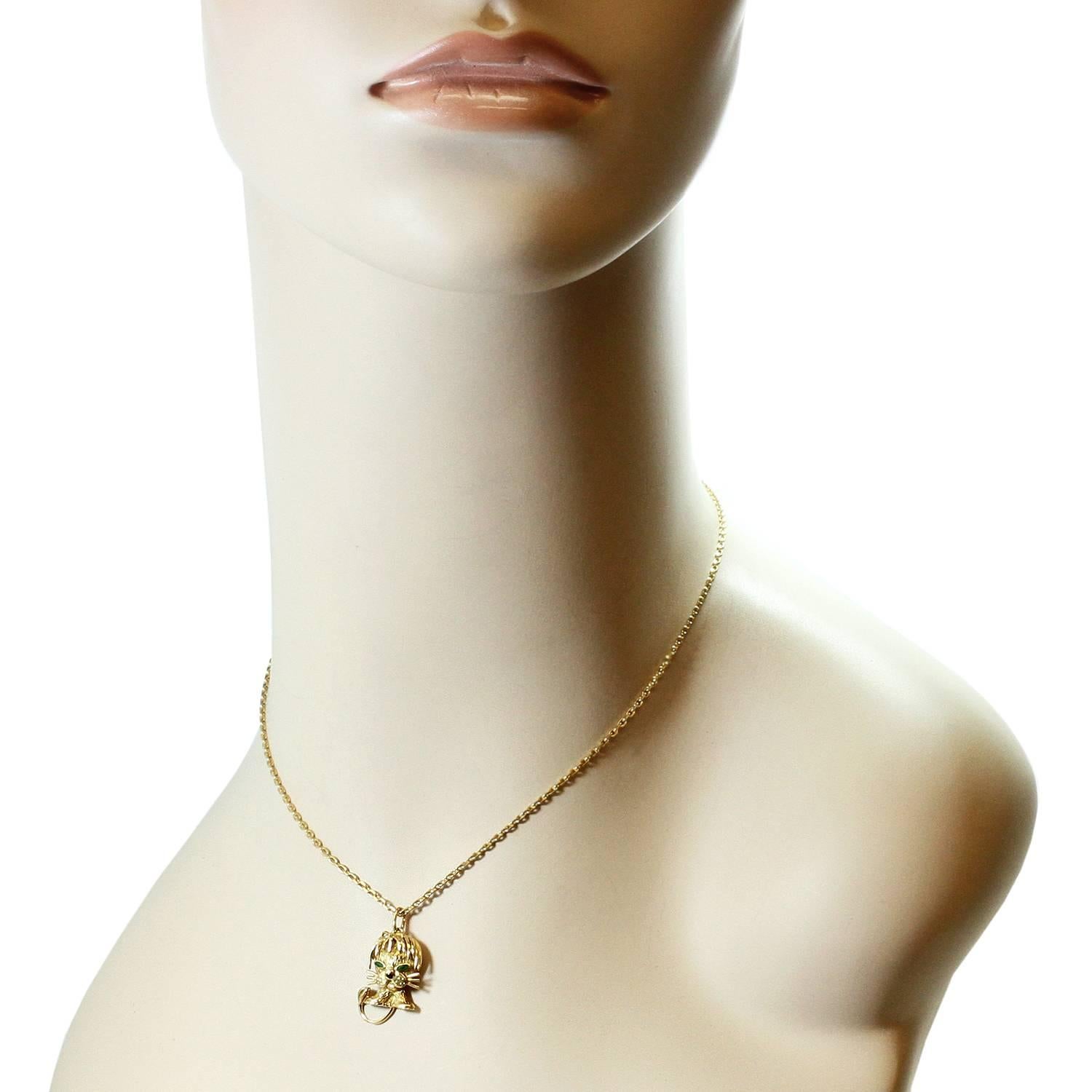 VAN CLEEF & ARPELS Emerald Onyx Yellow Gold Lion Pendant Necklace In Excellent Condition In New York, NY