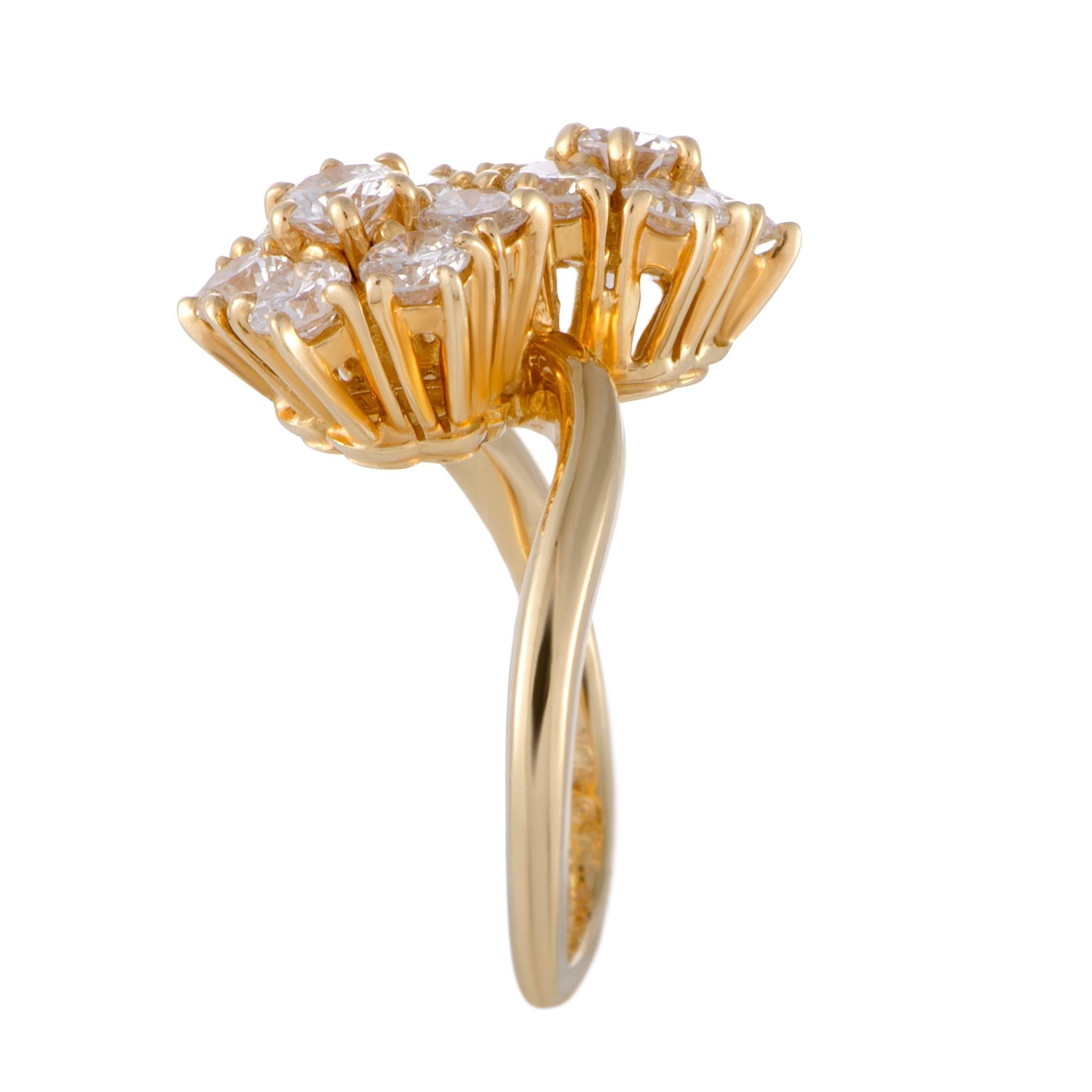 Van Cleef & Arpels Fleurette Diamond Flower Yellow Gold Ring In Excellent Condition In Southampton, PA