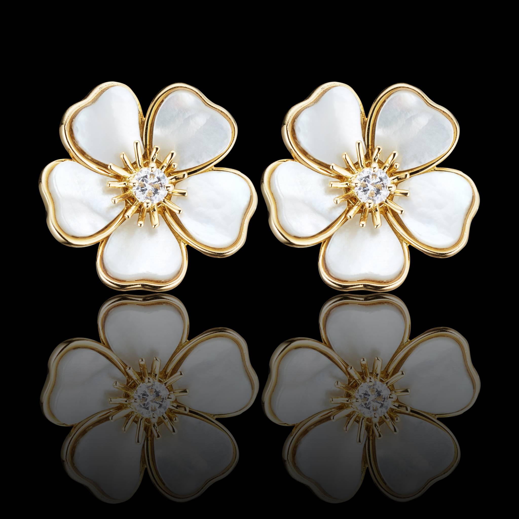 -Van Cleef & Arpels flowers earrings feature mother of pearl petals in 18k yellow gold. Central to the flowers are their diamond centers. 
-The two diamonds weigh :App 0.26 carats total.
-Signed:VCA.
-Numbered:0815244.
-Ear clip pierced