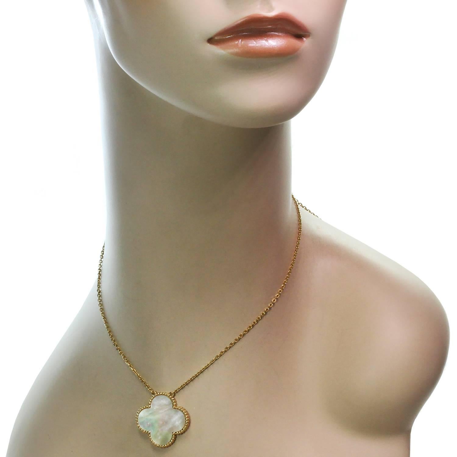 sweet alhambra pendant 18k yellow gold