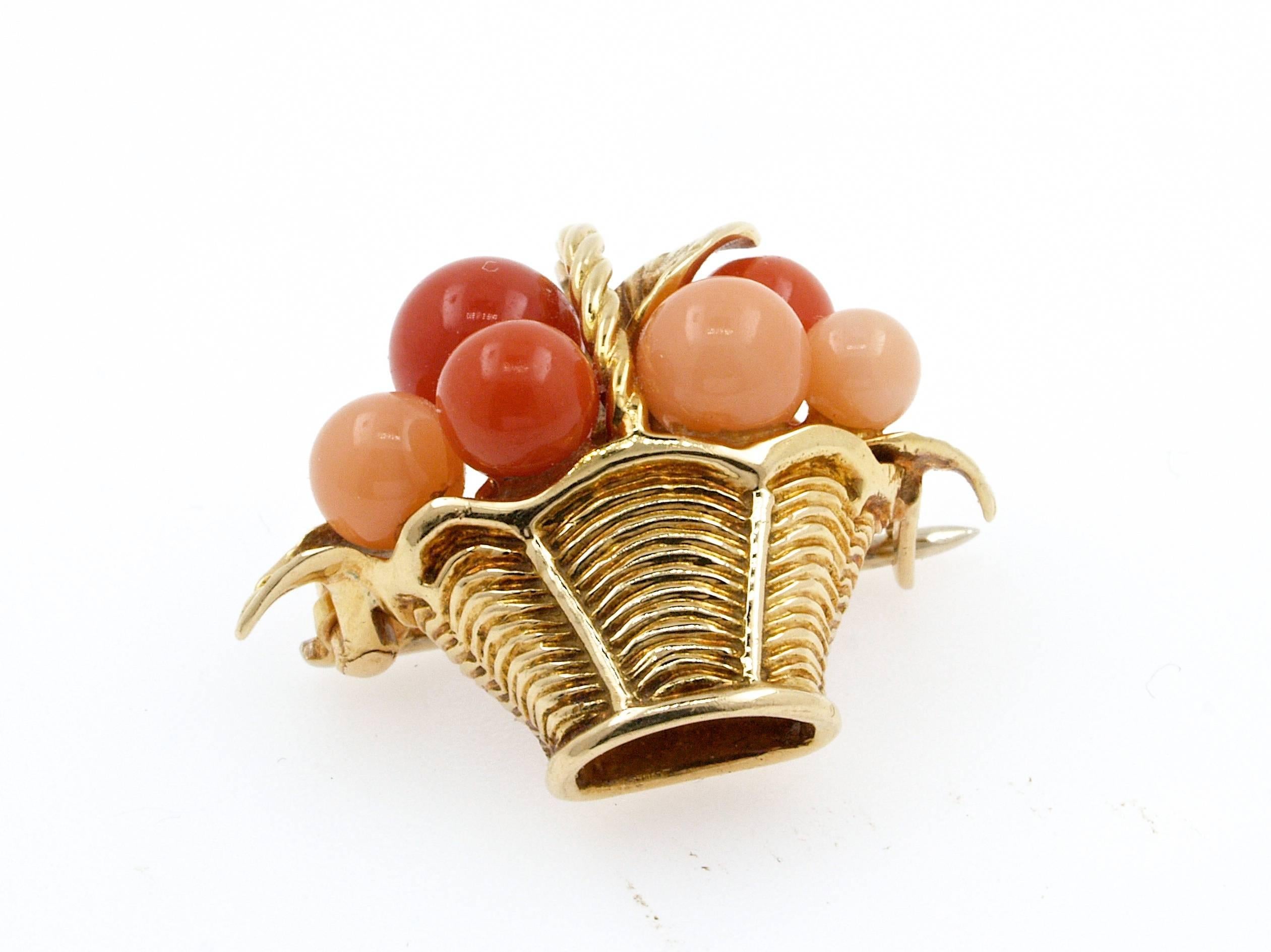 Van Cleef & Arpels Necklace and Brooch/Pendant , 18k Gold

18kt gold suite, van Cleef & Arpels, comprising of an Necklace and Brooch ,length approximately 34 cm.

The brooch modelled as a basket, set with coral 2 color.

Numbered and signed Van
