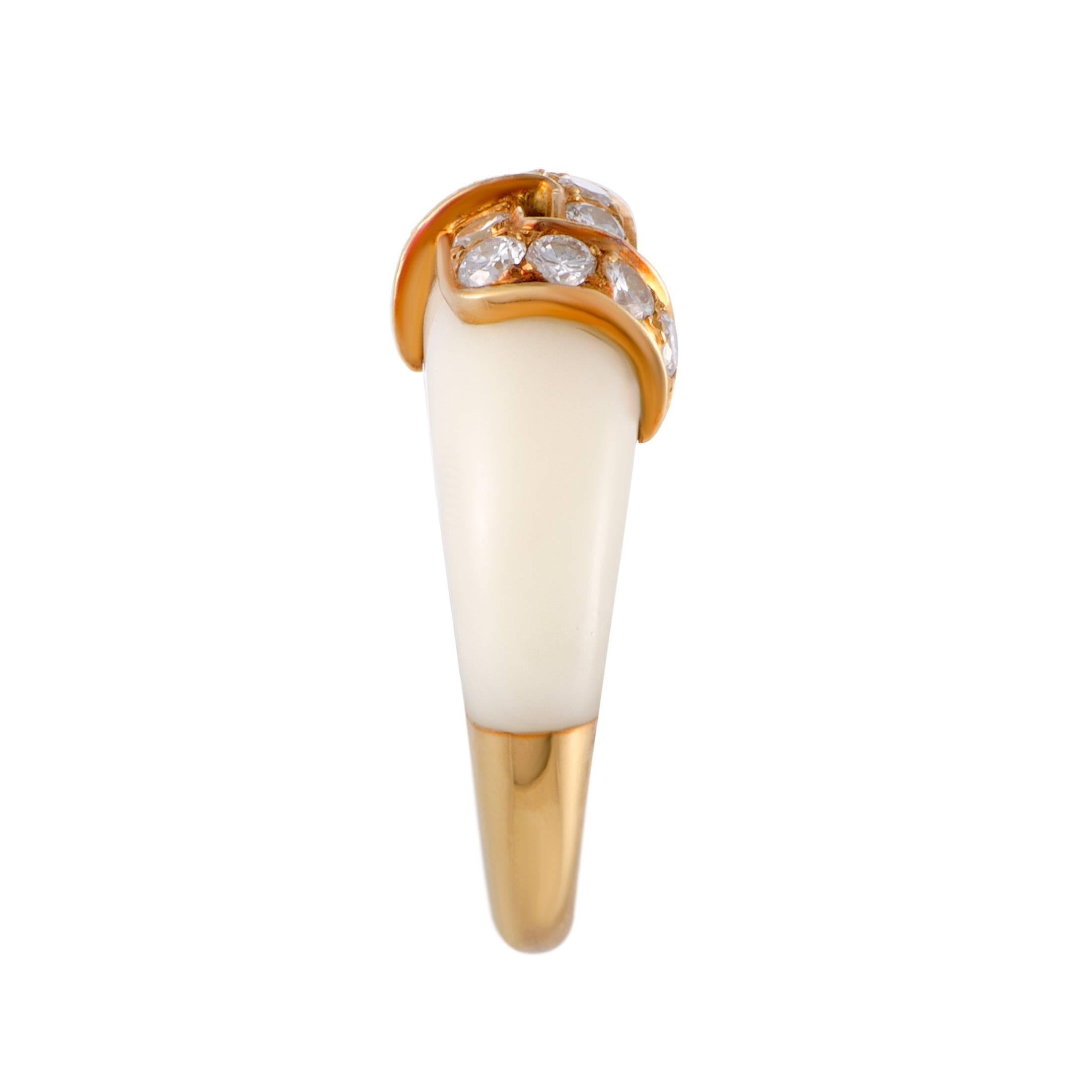 Round Cut Van Cleef & Arpels White Coral Diamond Gold Band Ring