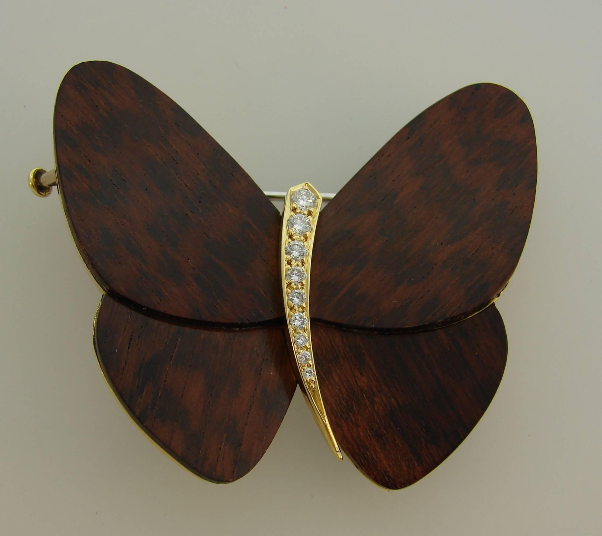 Signature Van Cleef & Arpels butterfly clip. Gracious and feminine, the brooch is a great addition to your jewelry collection. Beautiful lines, perfect proportions - the highlights of this lovely brooch. 
Made of wood and 18 karat yellow gold and
