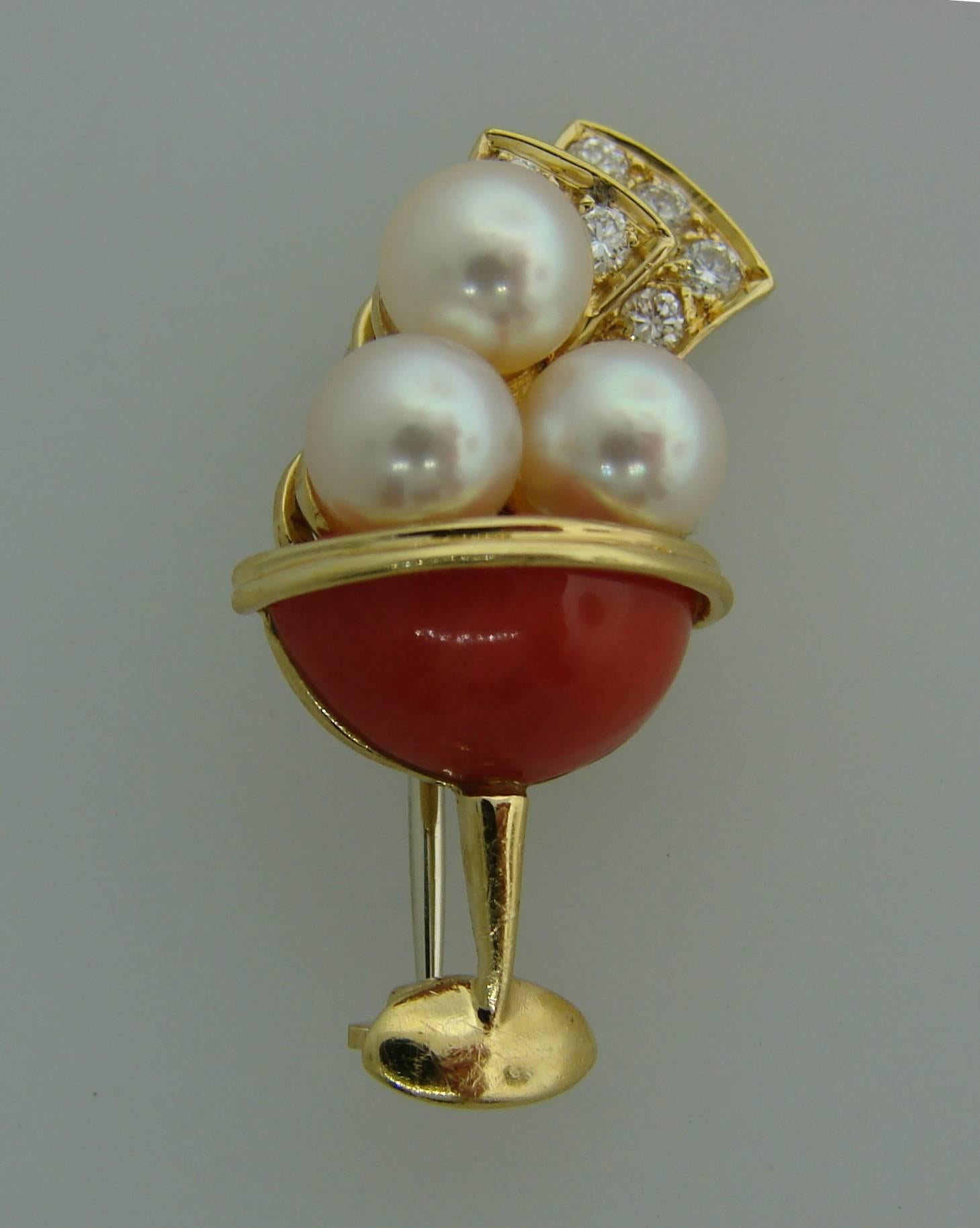 Cutest clip created by Van Cleef & Arpels in France in the 1950's. Adorable, chic and wearable, the pin is a great addition to your jewelry collection. It makes a tasteful accent to any outfit.
The clip is made of 18 karat yellow gold, coral, and