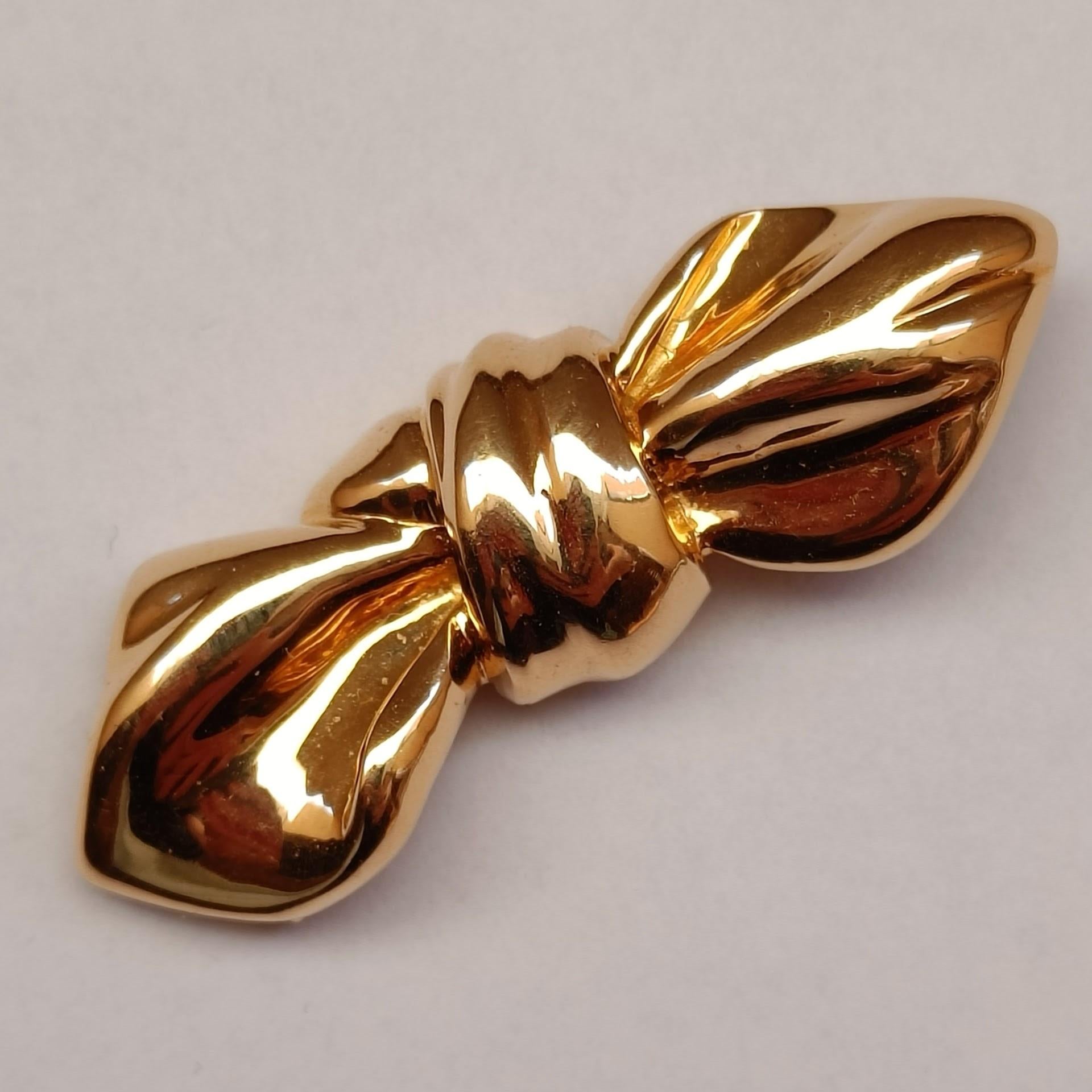 Van Cleef & Arpels, a bold and chunky clip brooch designed as a bow crafted in 18k yellow gold.

Stamped VCA 750 and serial number.
Good condition, no defects.

Dimensions: 5 x 1.5 cm (approx.)
Weight 14.65 grams

Original pouch included, signed Van