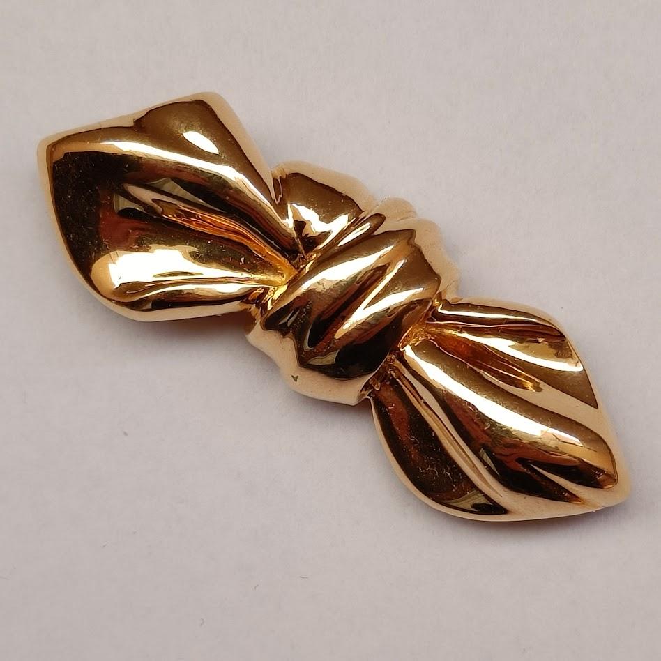 Van Cleef & Arpels 18k Gold Bow Clip Brooch  In Good Condition For Sale In Magenta, IT