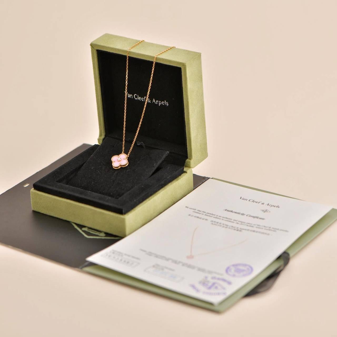 Limited edition released in 2015 as the holiday pendant, rhodonite stone, made in 18k rose gold, VCA doesn't create this version anymore, truly a collective piece!

SKU: AT-1619
Brand:  Van Cleef & Arpels
Model.  VCARO5SY00
Serial No. 