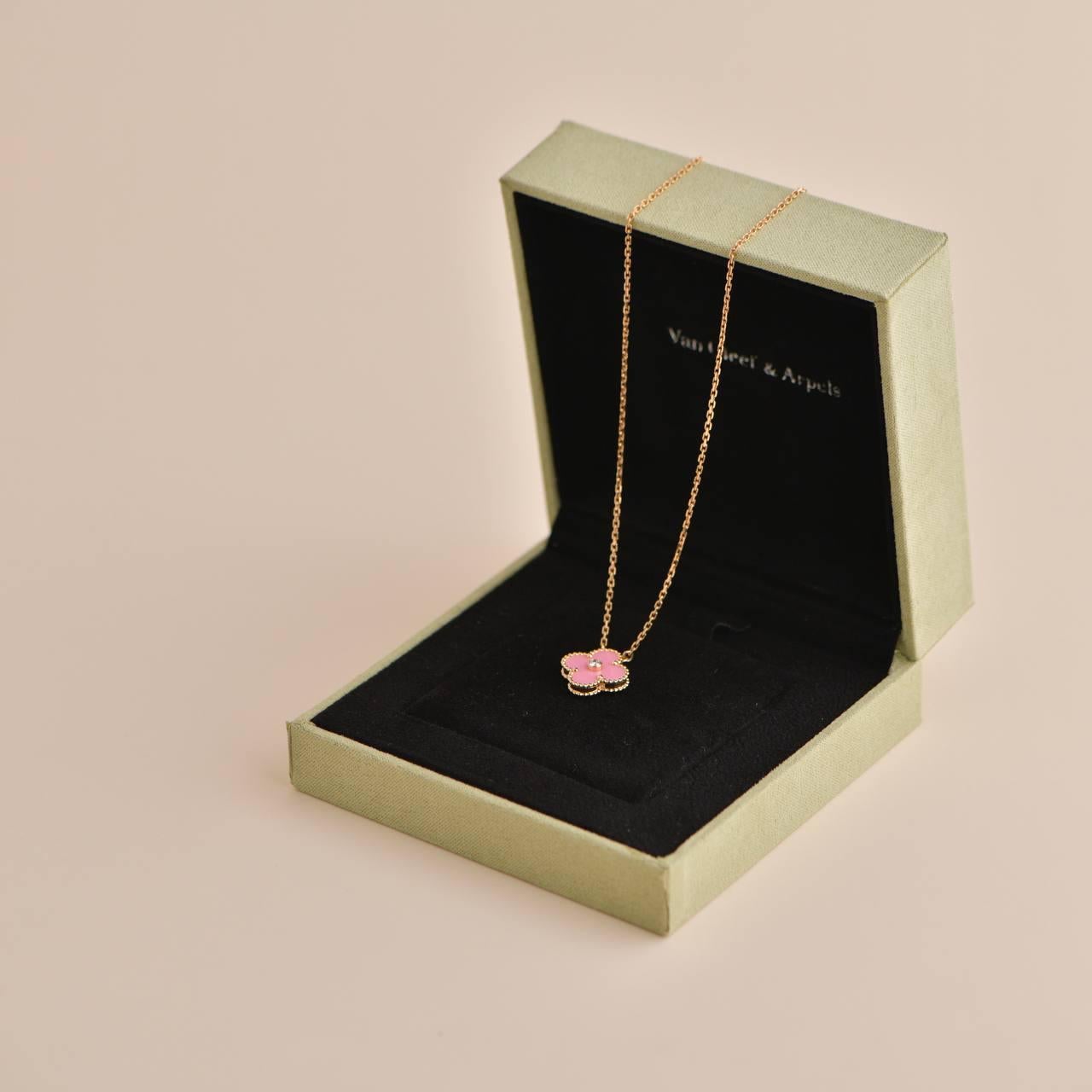 Limited edition released in 2015 as the holiday pendant, rhodonite stone, made in 18k rose gold, VCA doesn't create this version anymore, truly a collective piece!

SKU: AT-1769
Brand:  Van Cleef & Arpels
Model.  VCARO5SY00
Serial No. 