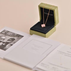Van Cleef Alhambra 2015 Collier pendentif en porcelaine de Sèvres rose et diamants pour les fêtes