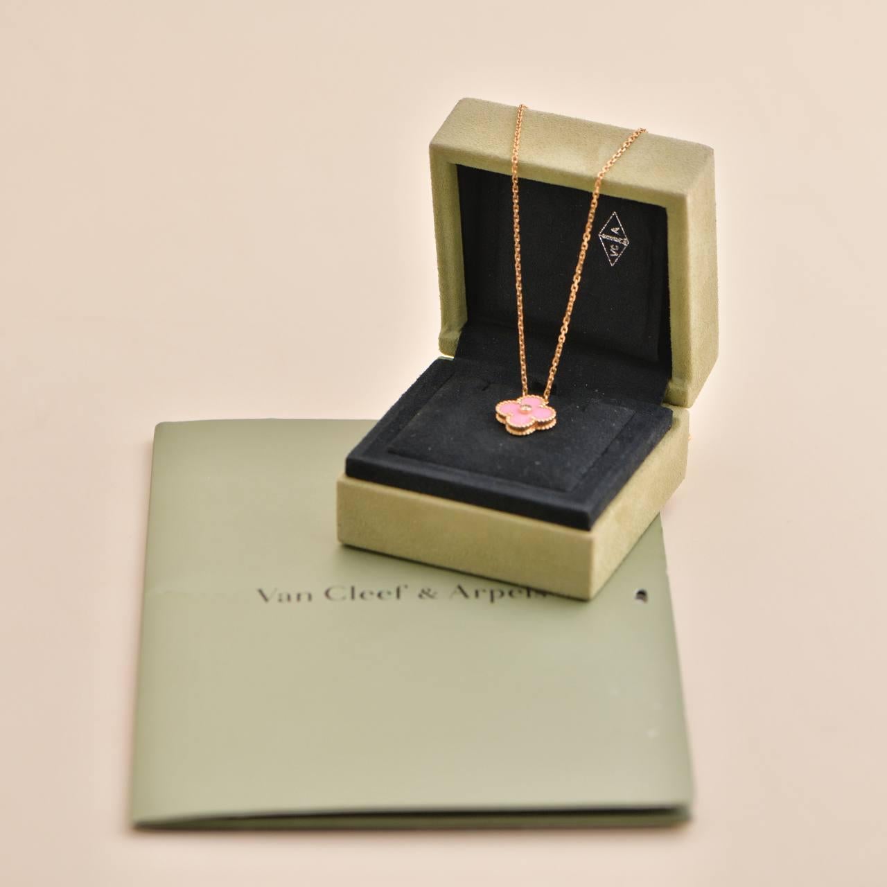 Limited edition released in 2015 as the holiday pendant, rhodonite stone, made in 18k rose gold, VCA doesn't create this version anymore, truly a collective piece!

SKU: AT-2053
Brand:  Van Cleef & Arpels
Model.  VCARO5SY00
Serial No. 
