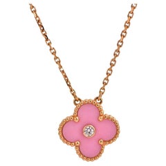 Van Cleef Alhambra 2015 Collier pendentif en porcelaine de Sèvres rose et diamants pour les fêtes