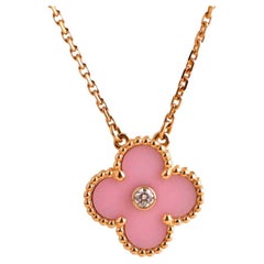 Van Cleef Alhambra 2015 Collier pendentif en porcelaine de Sèvres rose et diamants pour les fêtes