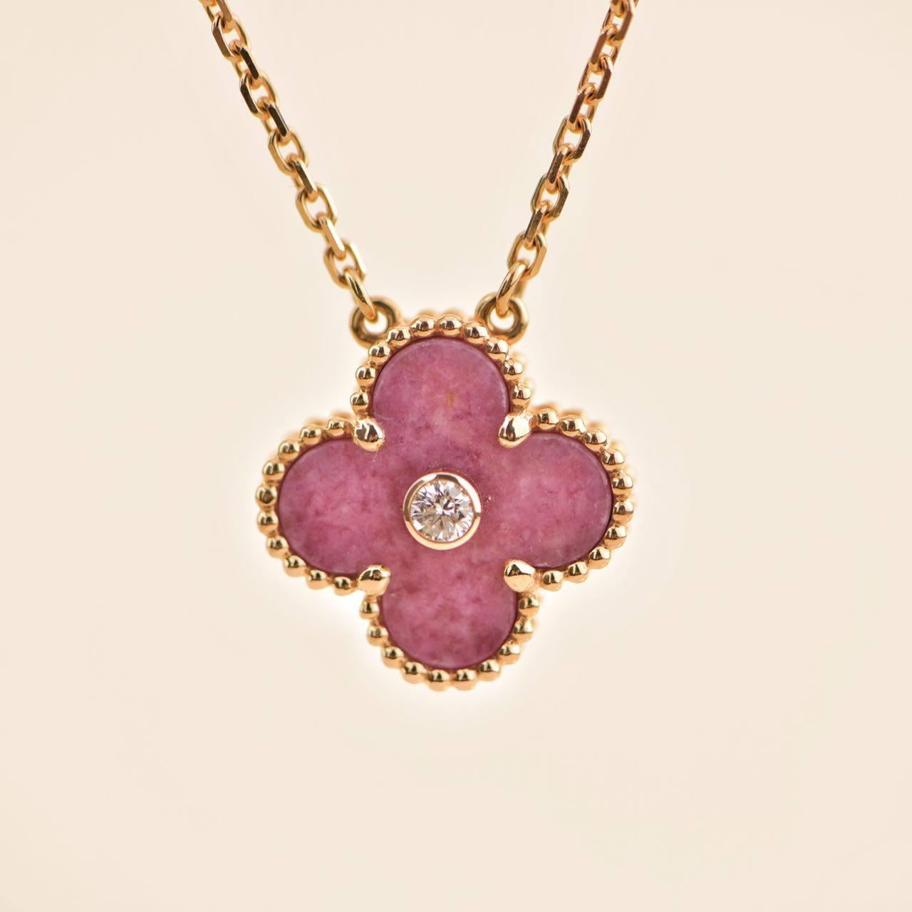 Limited edition released in 2021 as the holiday pendant, rhodonite stone, made in 18k pink gold, VCA doesn't create this version anymore, truly a collective piece!

SKU: AT-1513
Brand:  Van Cleef & Arpels
Date: 
