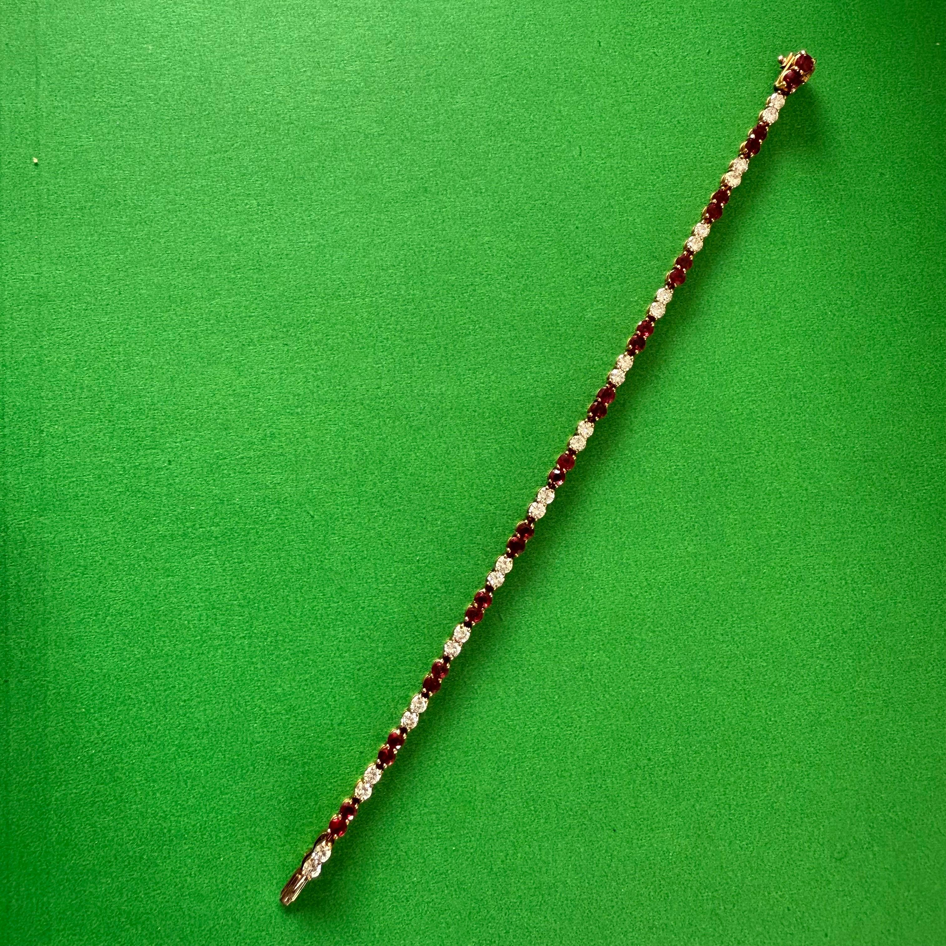Van Cleef and Arpels Bracelet en rubis, diamants et diamants 18 carats en vente 3