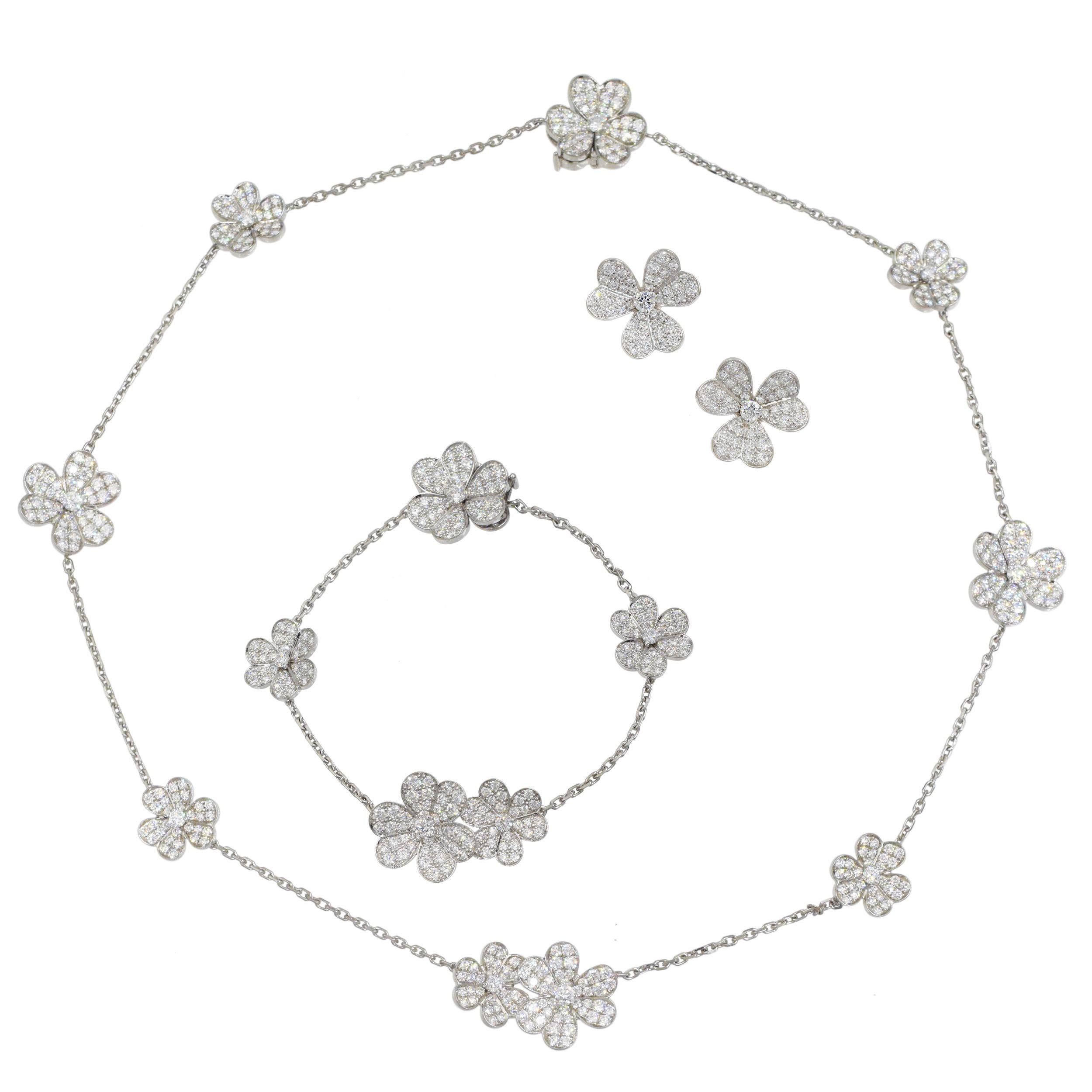 El collar de este conjunto tiene 9 motivos florales de diamantes y oro blanco de 18 quilates en una cadena de oro blanco de 18 quilates. El peso del diamante es de aproximadamente 5,12 quilates (Color: E/F, Claridad: VS). Firmado VCA con número de