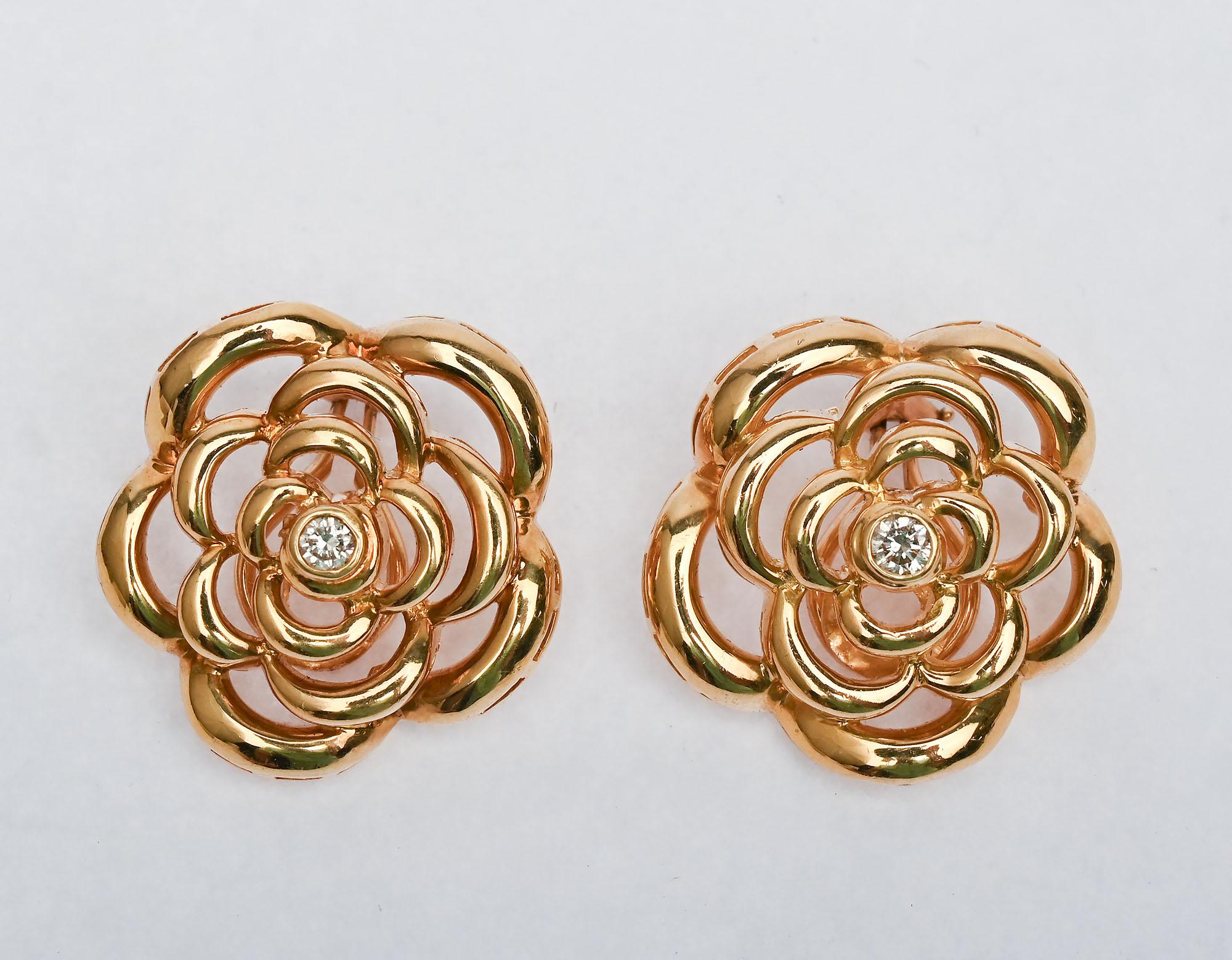 Moderne Boucles d'oreilles camélia Van Cleef and Arpells
