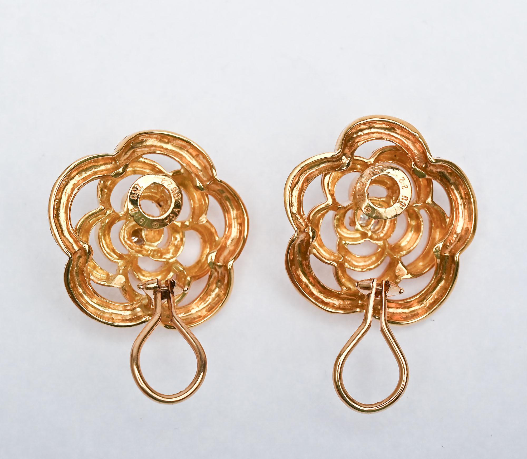 Boucles d'oreilles camélia Van Cleef and Arpells Excellent état à Darnestown, MD