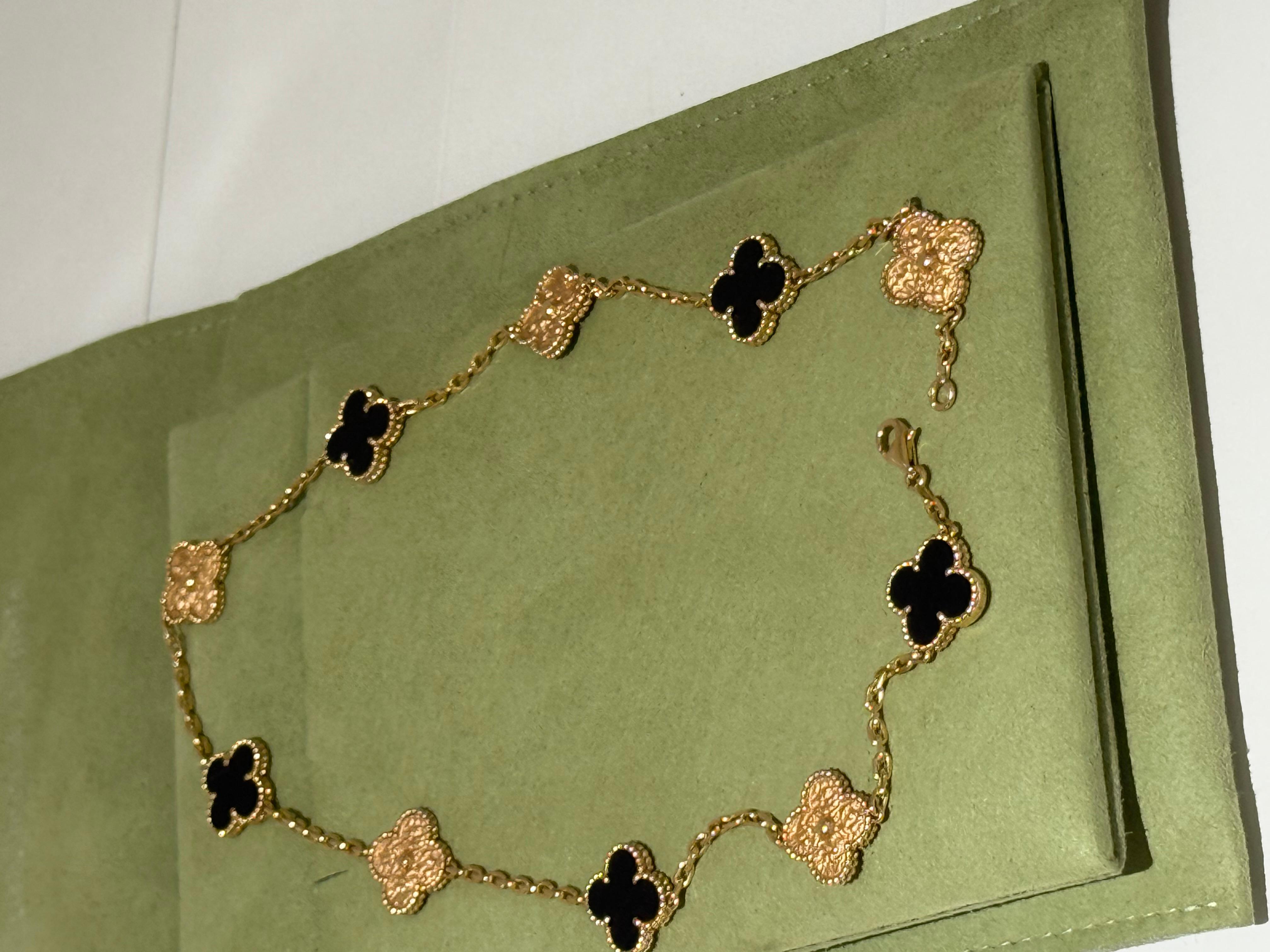 Collar Alhambra Vintage Van Cleef & Arpels 10 Motivos en madera de bois d'amourette y oro rosa martillado de 18 quilates. Oro rosa . Collar VCA numerado n.242 de edición muy limitada de 2012. Pieza de coleccionista súper rara y numerada. 

VCA 10