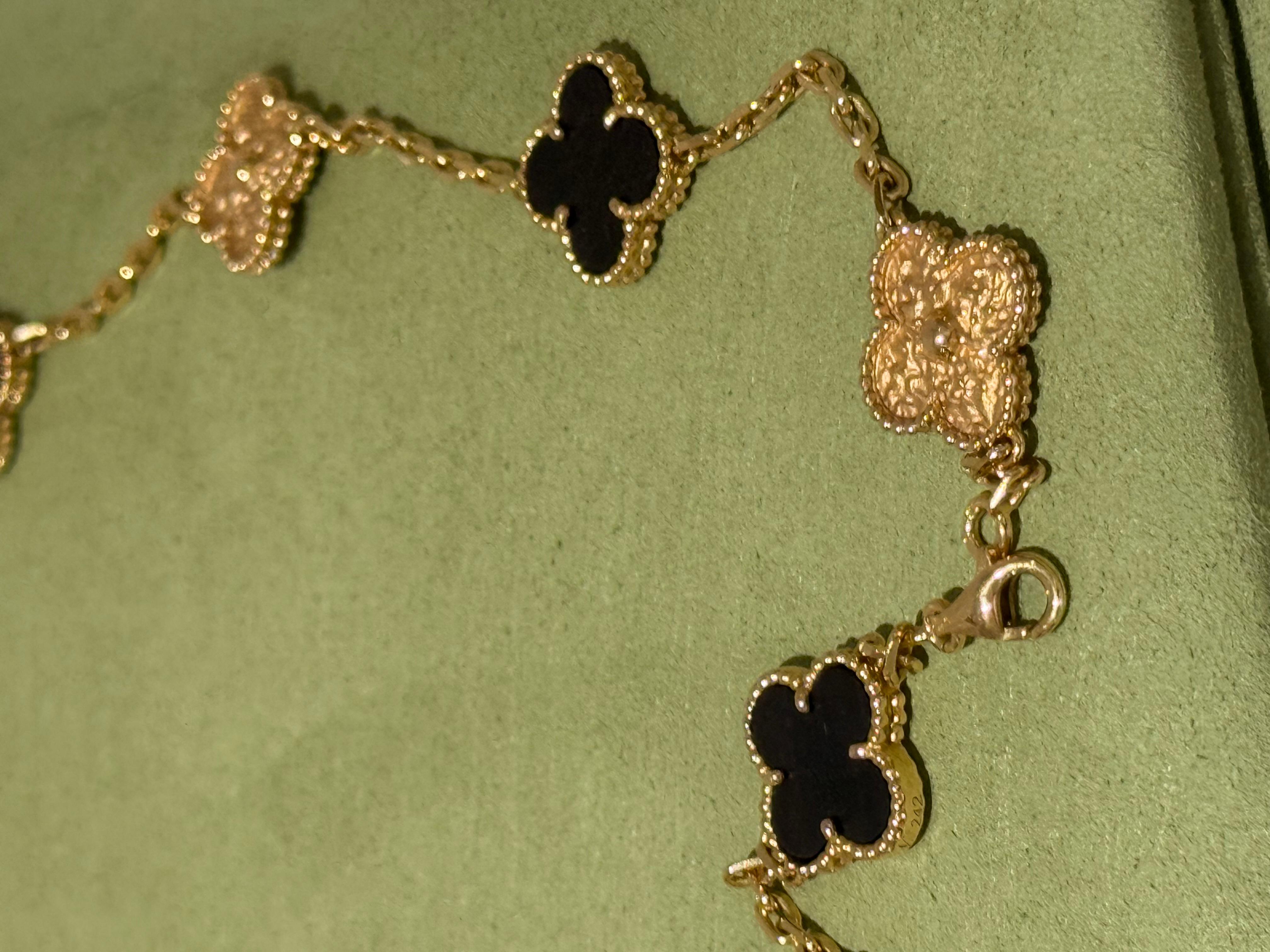 Collar Van Cleef & Arpels Limited 10Motif Alhambra de madera de boj y oro rosa en venta 2