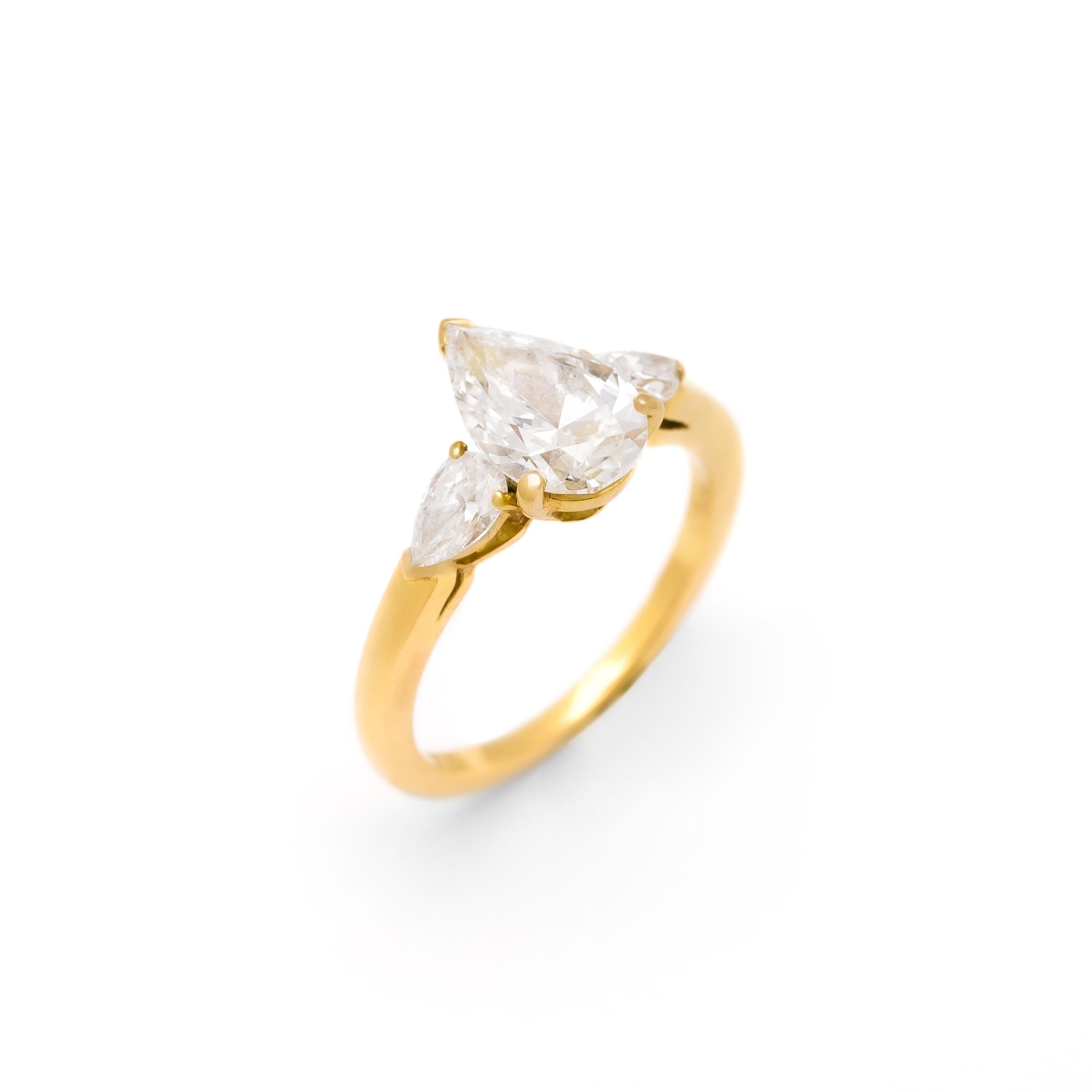 Van Cleef und Arpels 1,51 Karat Birne Form D Vvs1 Solitär Gelbgold 18K Ring.
1,51 Karat Pear Shape D Vvs1 gemäß einem französischen Laborzertifikat von 1998.
Der zentrale Diamant wird auf jeder Seite von zwei birnenförmigen Diamanten von ca. 0,50
