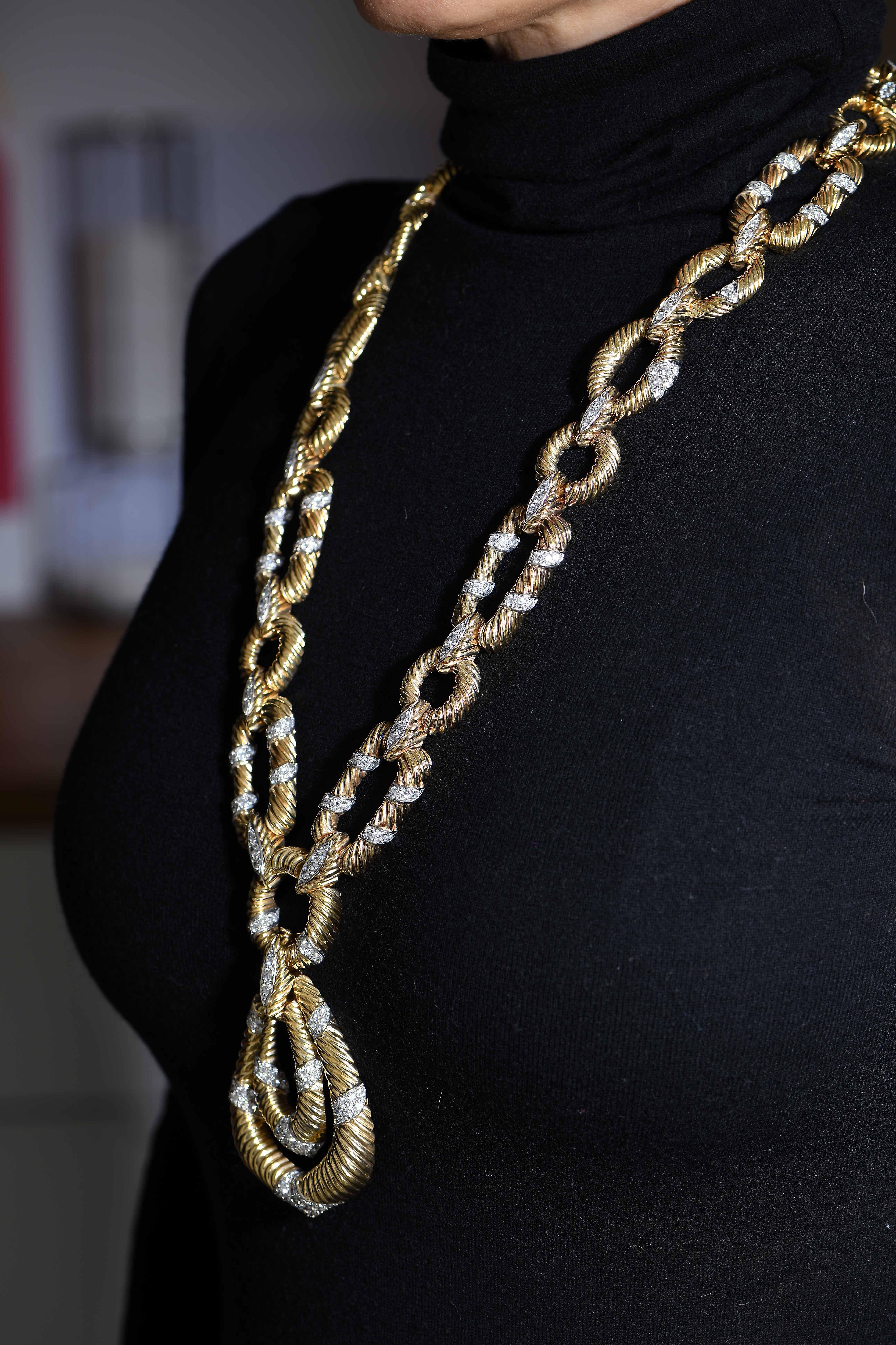 Collier en or et diamants Van Cleef and Arpels - Bracelet. Cet ensemble comprend un collier, un pendentif et un bracelet. L'ensemble est orné d'environ 16 carats de diamants ronds de taille brillant d'une couleur moyenne de F et d'une clarté moyenne