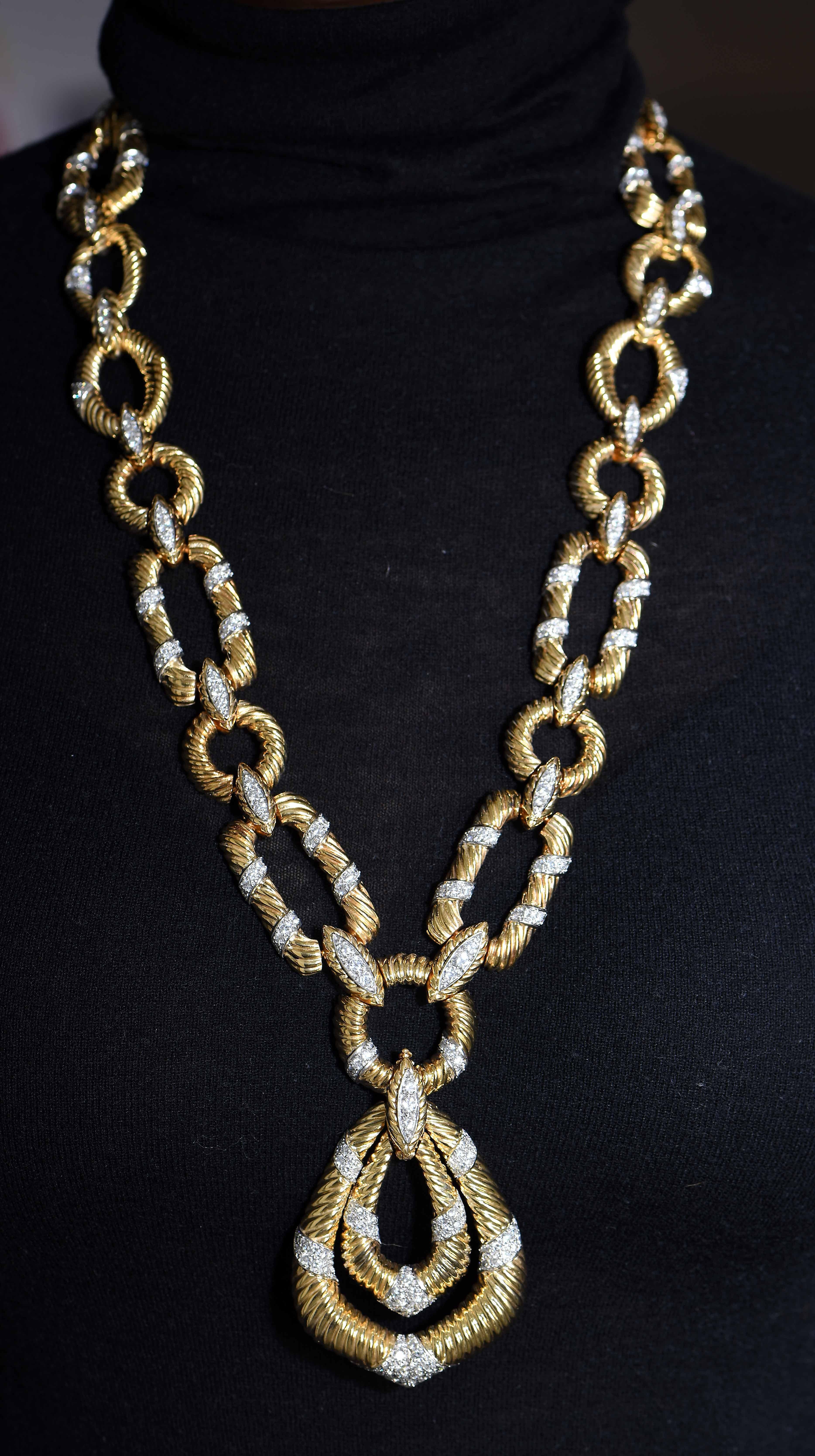 Taille ronde Van Cleef and Arpels, collier Sautoir en or et diamants