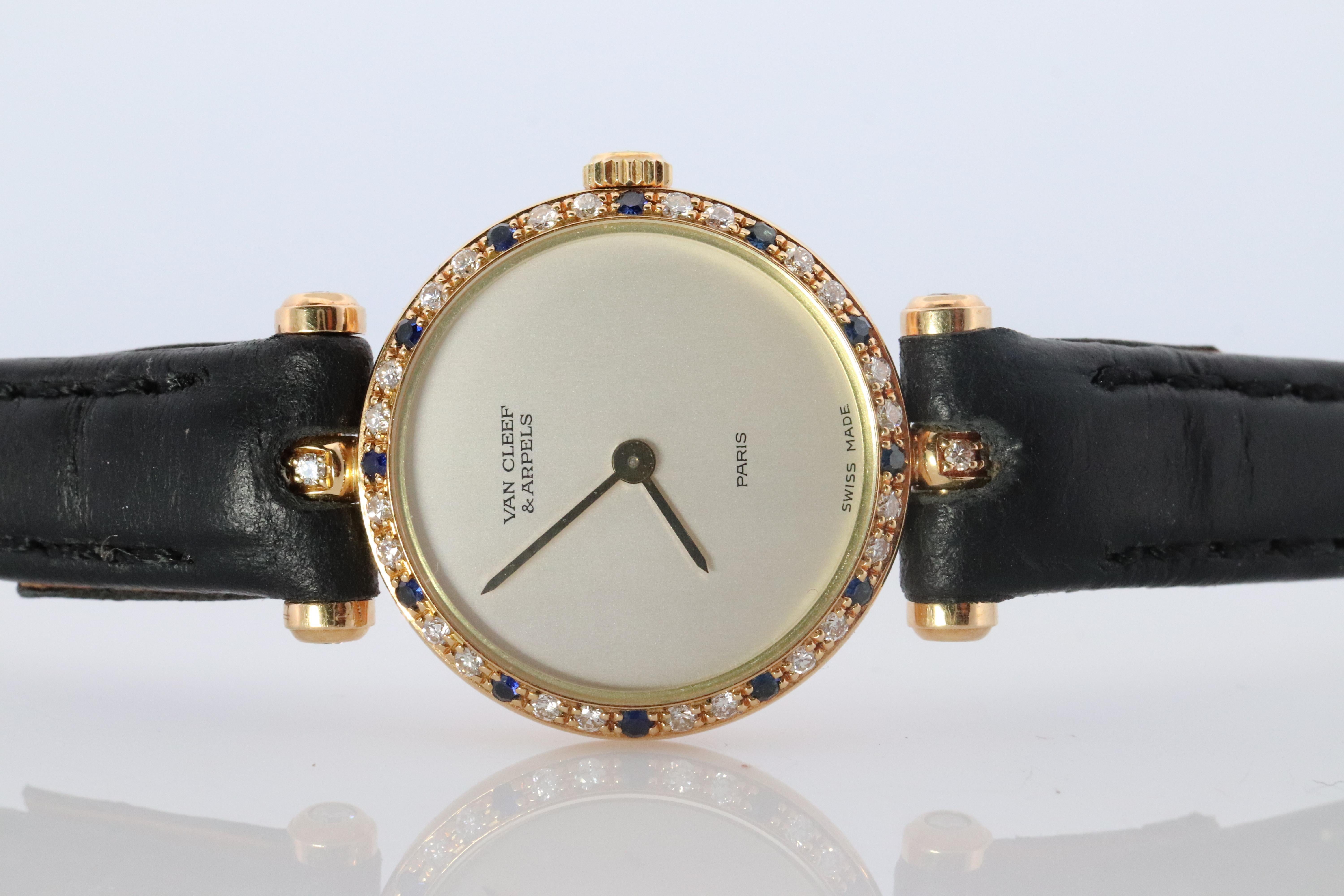 Véritable montre Van Cleef & Arpels
Classic ou Classique Ladies
réf. 18901 B1

Lunette en saphir et diamants Lunette sertie sur les cornes.
Boîtier en or jaune 18k. Boucle originale VCA en or jaune 18k

Condit : Peu ou pas d'usure. Batterie neuve