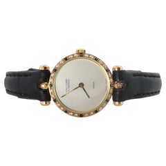 Montre Van Cleef & Arpels 18901. Lunette en or 18k VCA Classique Diamant Saphir.