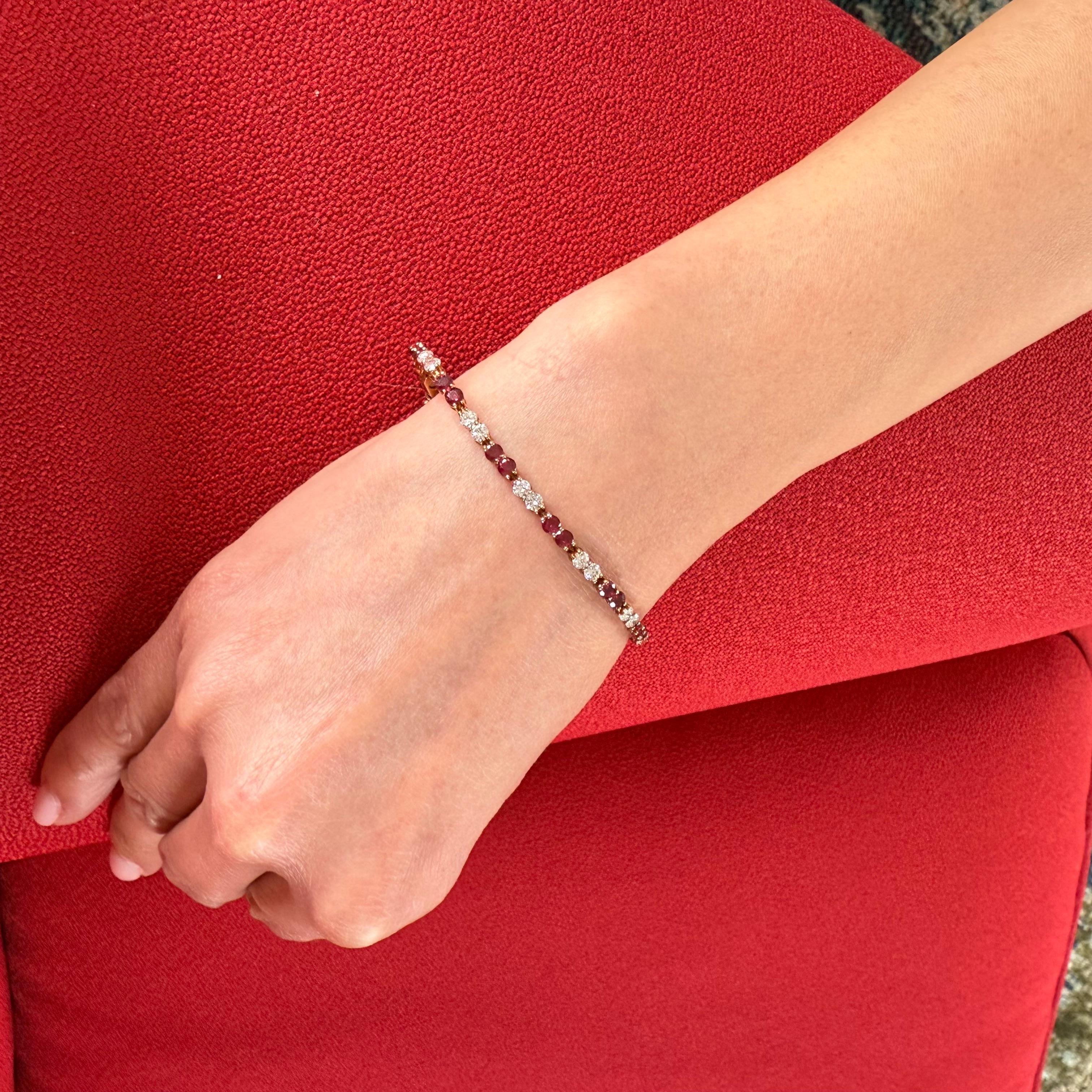 Van Cleef and Arpels Bracelet en rubis, diamants et diamants 18 carats Bon état - En vente à Beverly Hills, CA