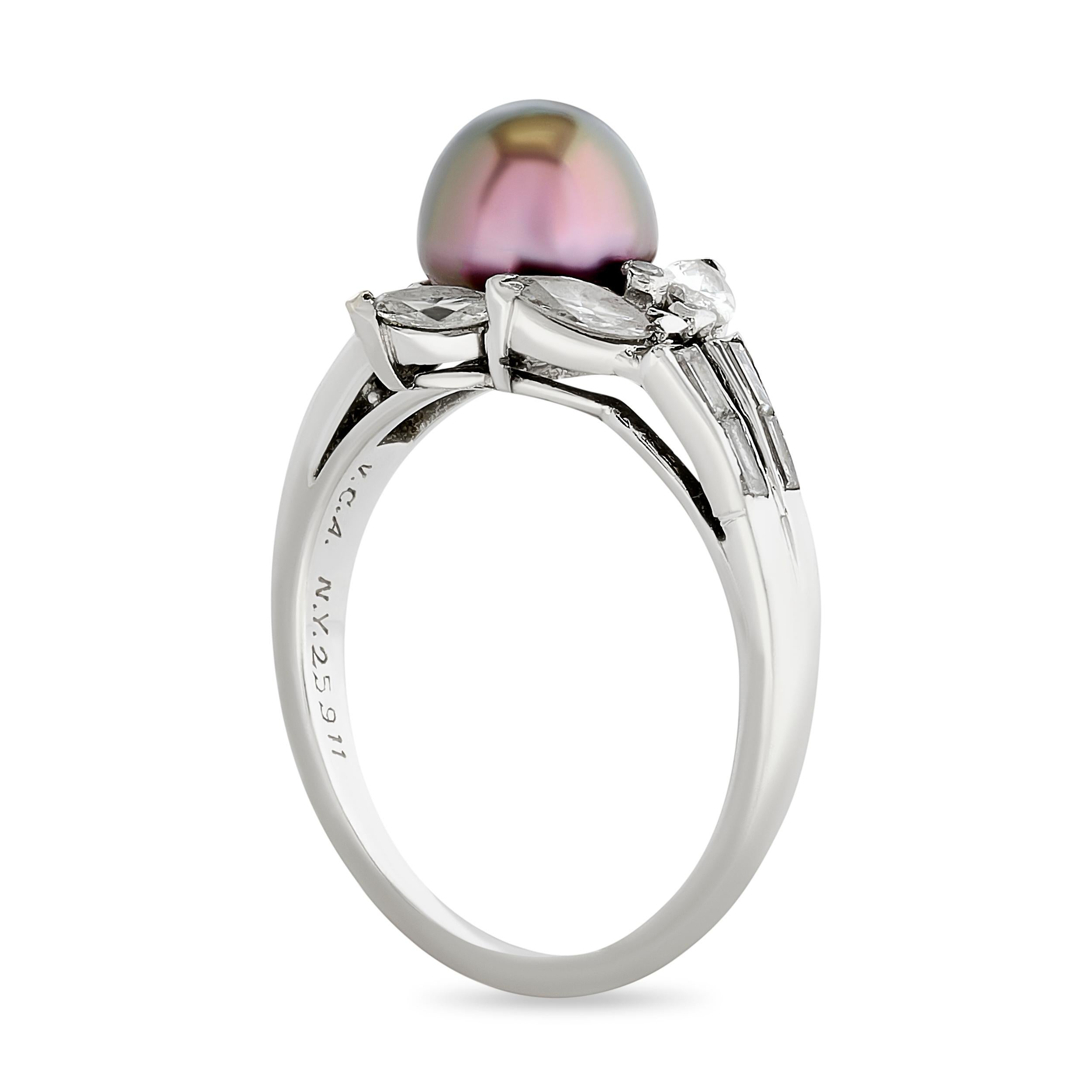 Der Ring mit schwarzen Perlen und Diamanten von Van Cleef & Arpels ist eine faszinierende Mischung aus Eleganz und Mystik. 

Dieser Ring hat eine schwarze Perle, die ungefähr 7,9 Millimeter groß ist, und wird von einem GIA-Zertifikat für natürliche