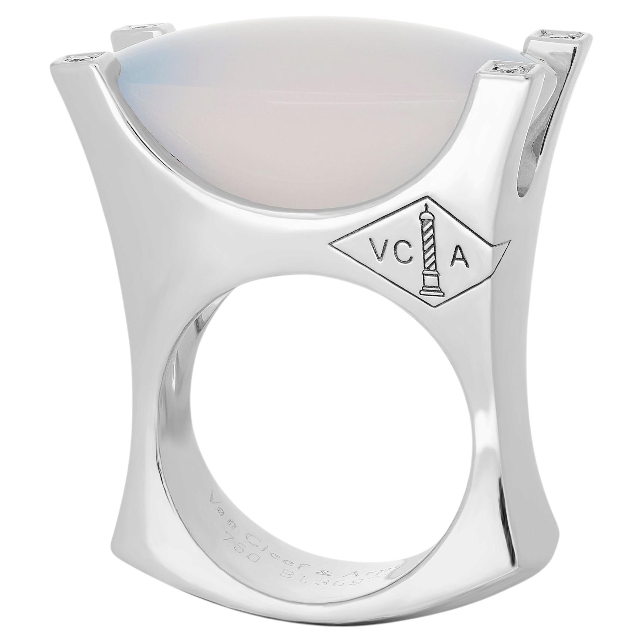 Bague Van Cleef & Arpels en or blanc 18 carats, avec calcédoine et diamants en vente