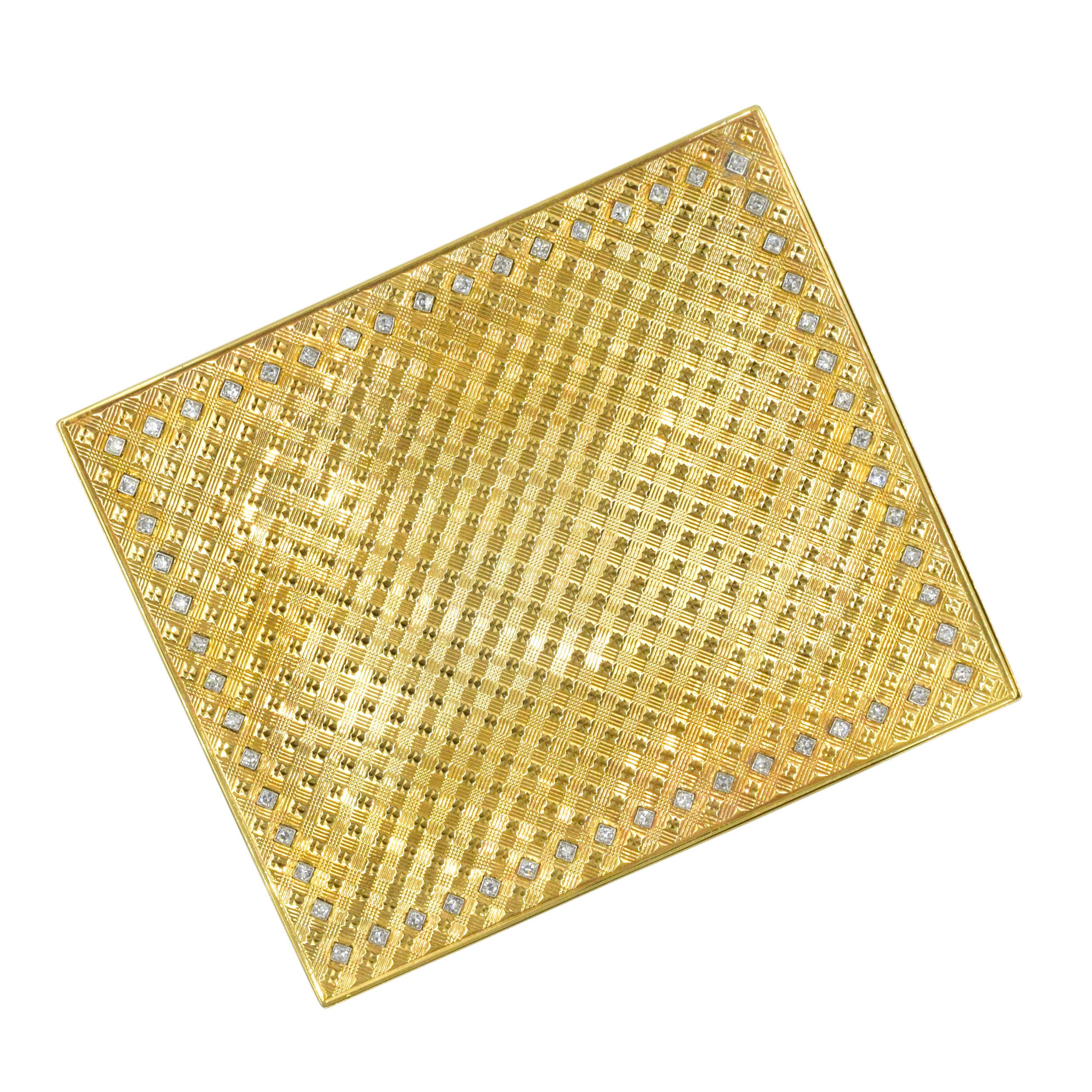 Van Cleef And Arpels kompaktes 18-karätiges Gelbgold und Diamanten. Hergestellt in Frankreich. Das Gehäuse ist außen strukturiert und mit runden Diamanten im Einzelschliff verziert.
Gewicht von ca. 1,15 ct, Farbe H-J, Reinheit SI. Eingeschrieben: