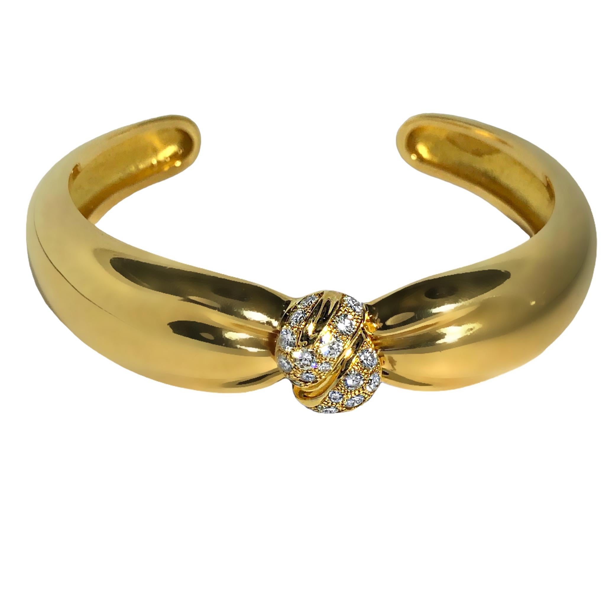 Cette belle  Le bracelet VCA, fabriqué en or jaune 18 carats, a la forme d'une bombe torsadée avec un nœud central incrusté de diamants. L'esthétique du design est magnifiquement mise en valeur par l'or riche et bruni juxtaposé à la blancheur