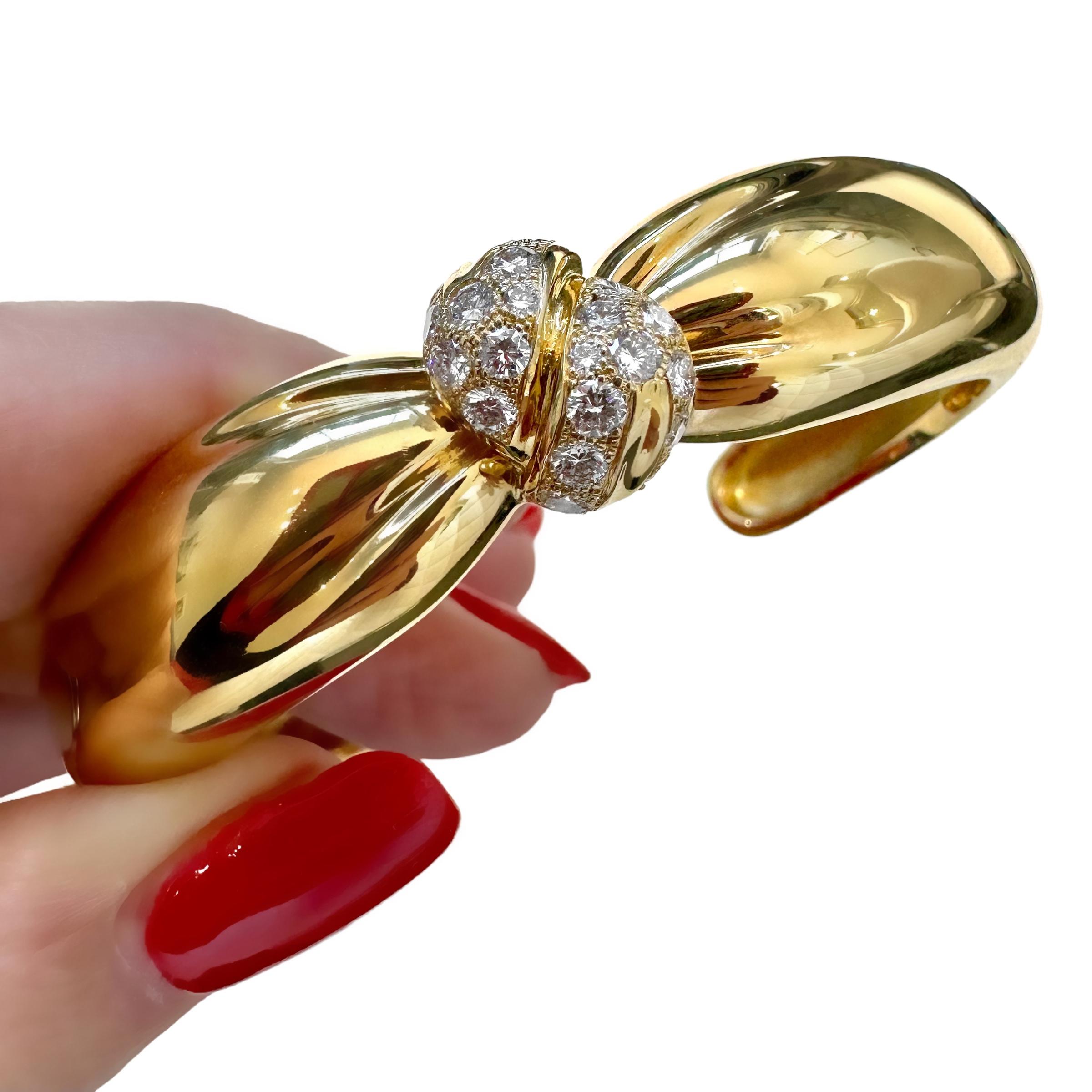 Van Cleef and Arpels, bracelet jonc torsadé en or jaune 18 carats et diamants 2