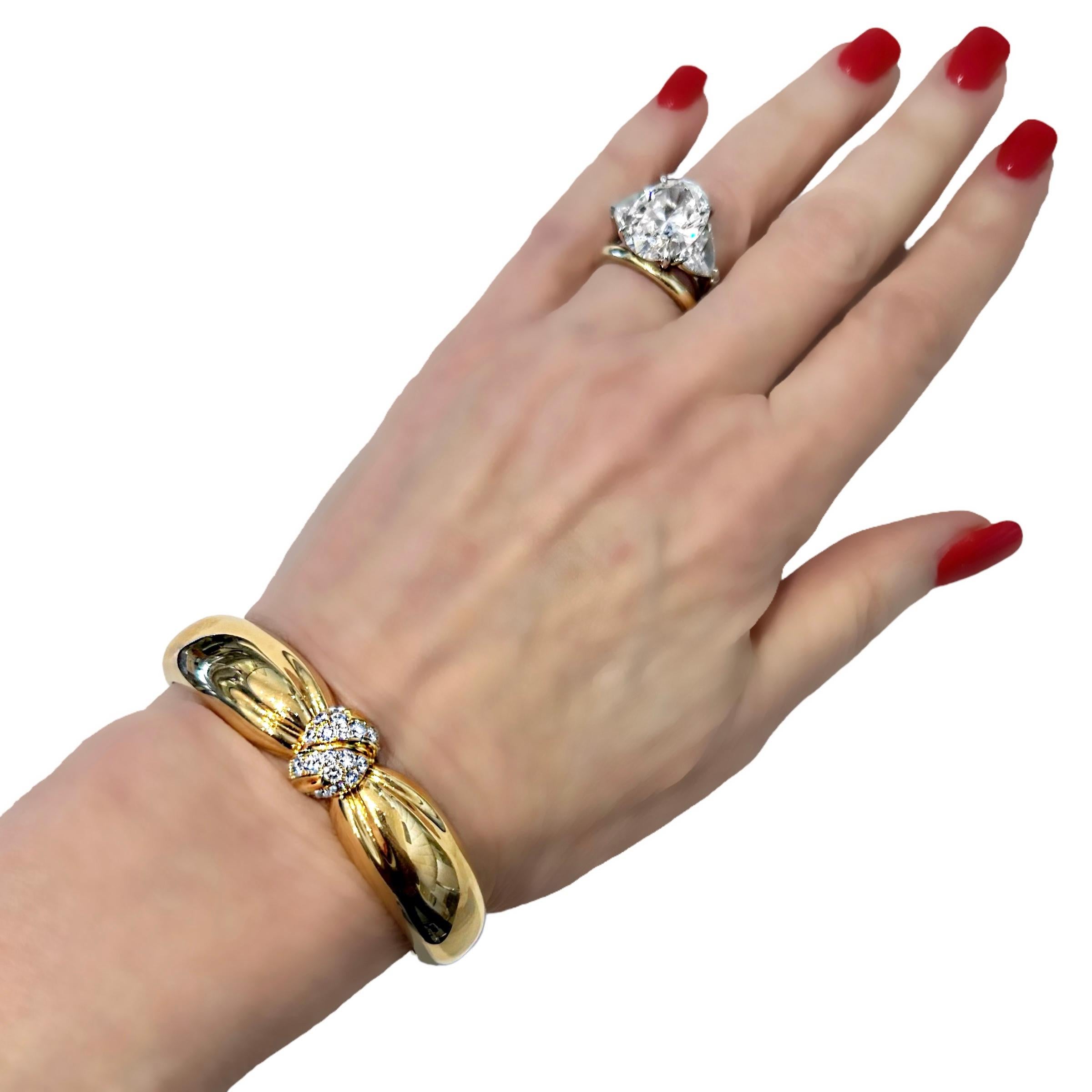 Van Cleef and Arpels, bracelet jonc torsadé en or jaune 18 carats et diamants 3